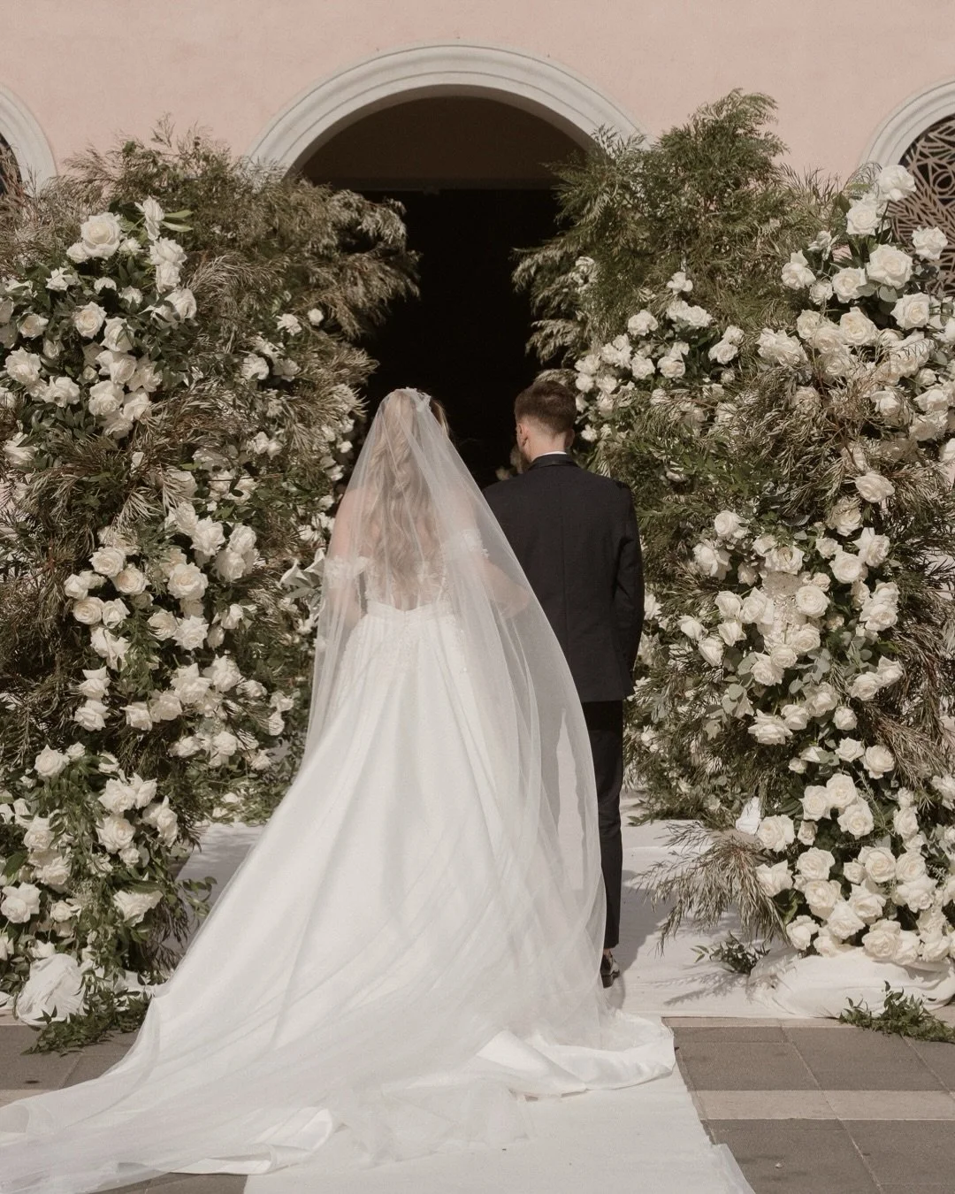 A love story made of quiet emotions, genuine️
shared smiles,
and a day designed to feel timeless.

From the intimate moments of preparation,
to a ceremony framed by natural elegance,
every detail was curated to reflect their essence &mdash;
authentic