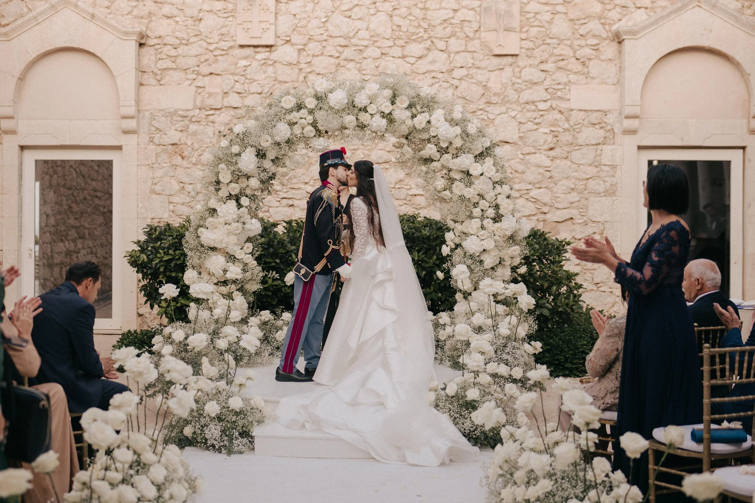 Matrimonio da favola in un castello in Sicilia, tra nuvole di fiori bianchi e mare
