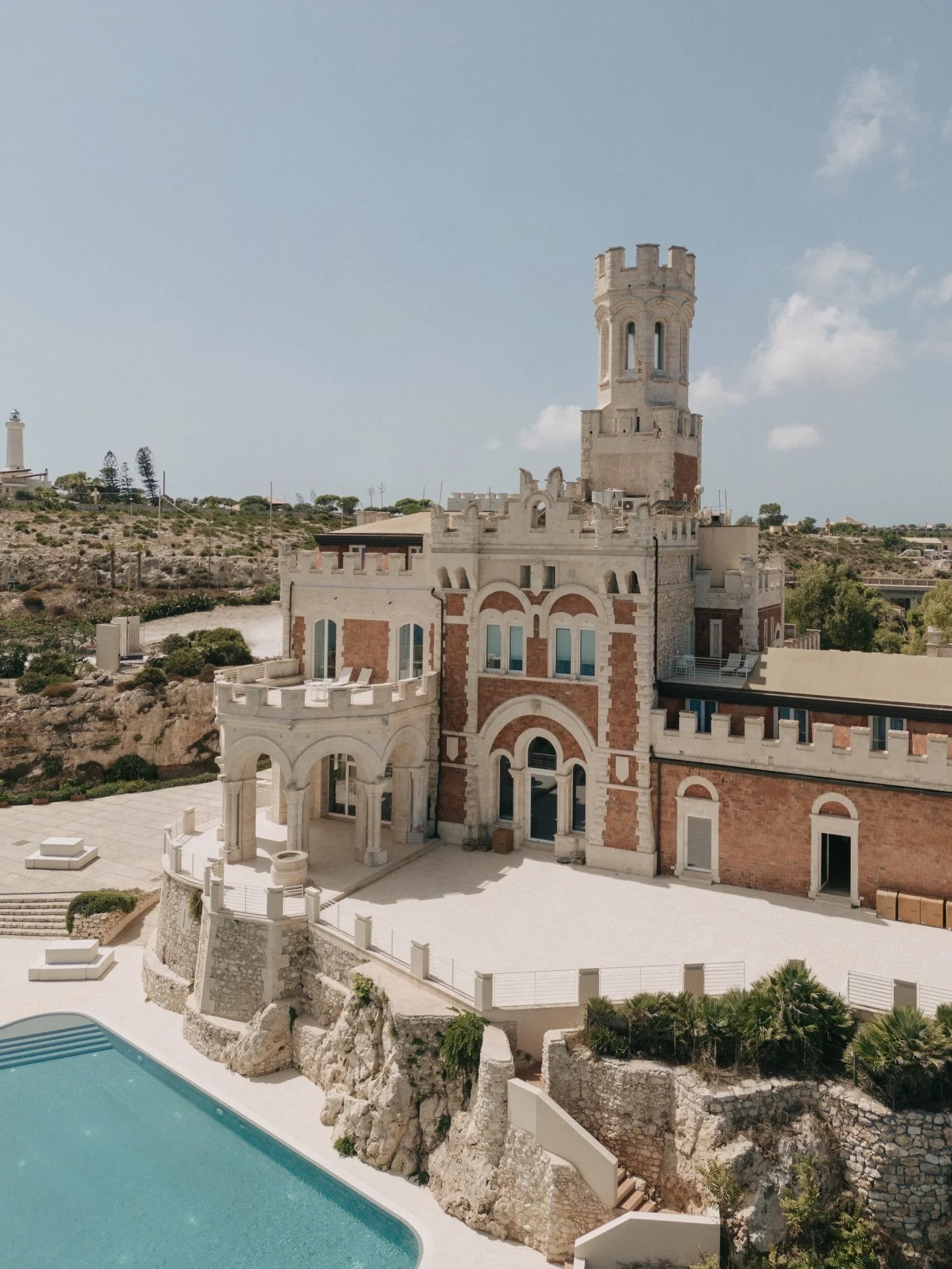 Some weddings feel like a dream suspended between elegance and history.

At Castello Tafuri, overlooking the Sicilian coastline, Fabio and Naomi celebrated a ceremony defined by timeless beauty and refined details.

A floral design entirely in white 