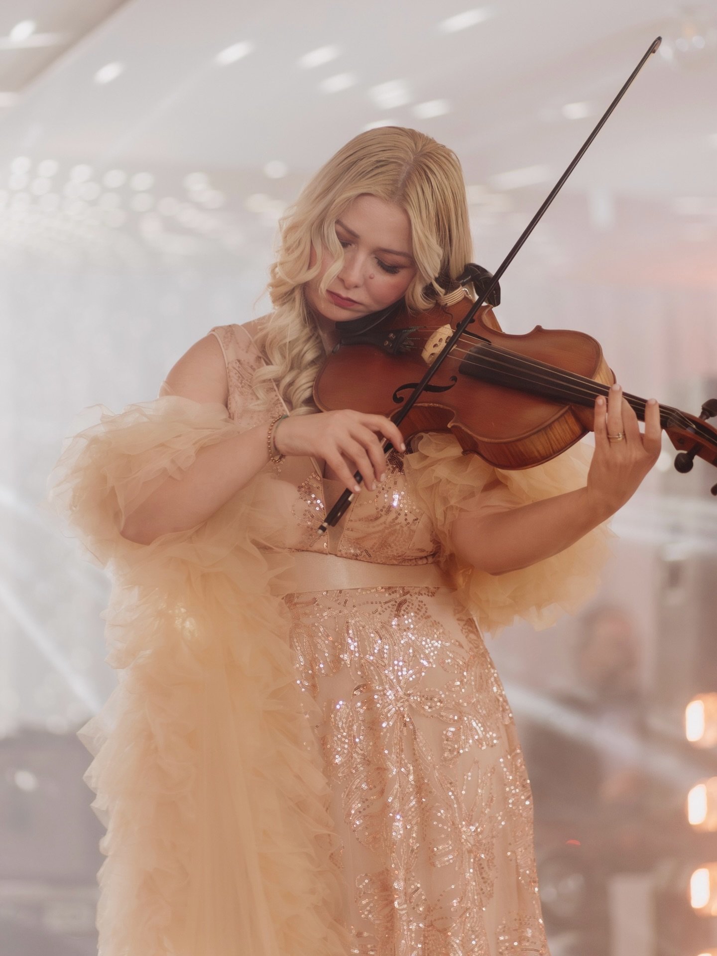 Enrico&rsquo;s 40Th Birthday &mdash; a glamorous night inspired by the timeless elegance of the 1950s.
Soft lights, live music and an atmosphere filled with charm and emotion.
Because forty years ago, a story began &mdash; one that has filled many he