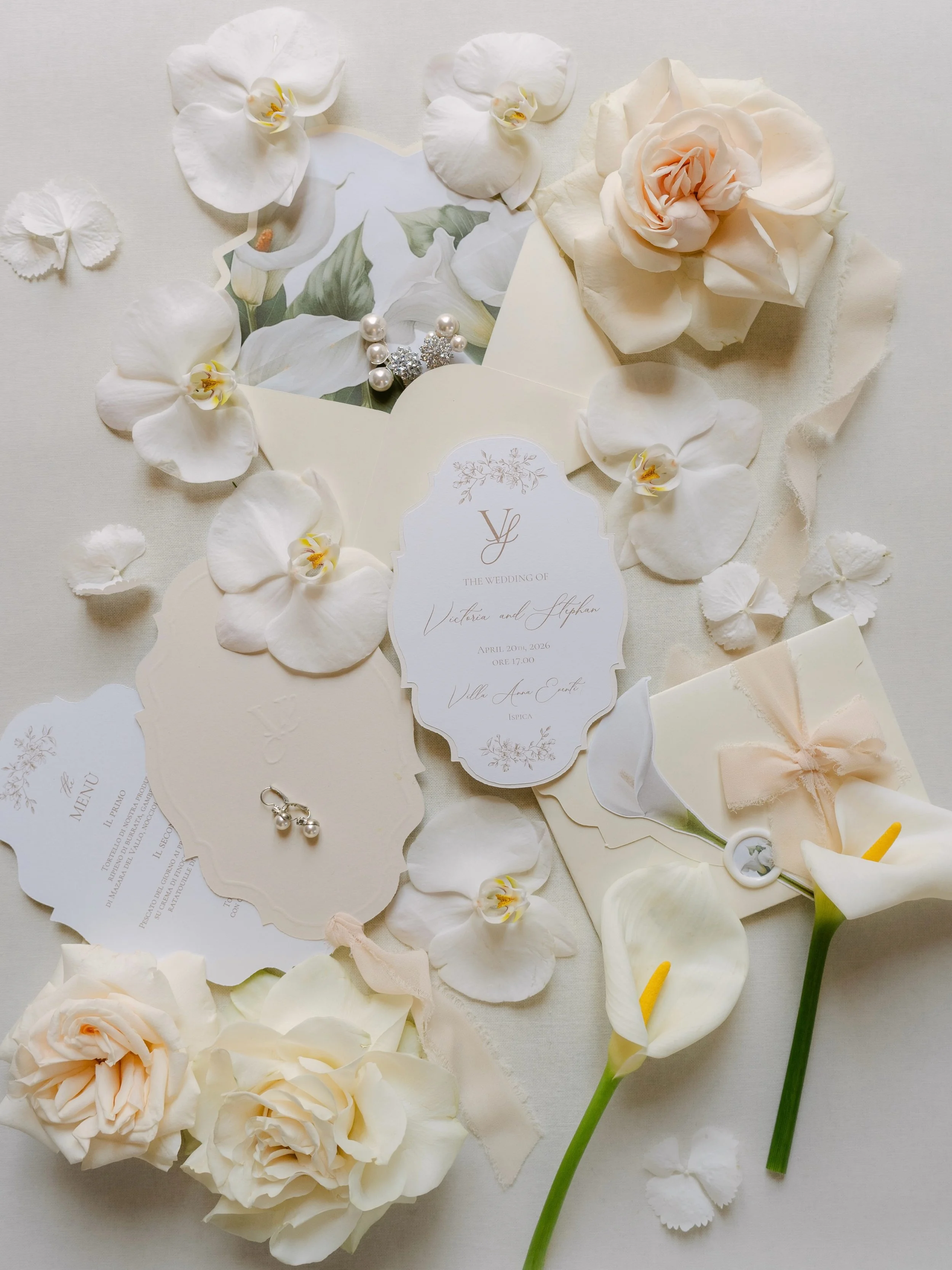 Every detail tells a part of the story.
From the delicate textures to the harmony of every chosen element, the preparation of Vicktoria &amp; Stephan&rsquo;s wedding was designed to create an atmosphere that felt timeless, intimate and deeply elegant
