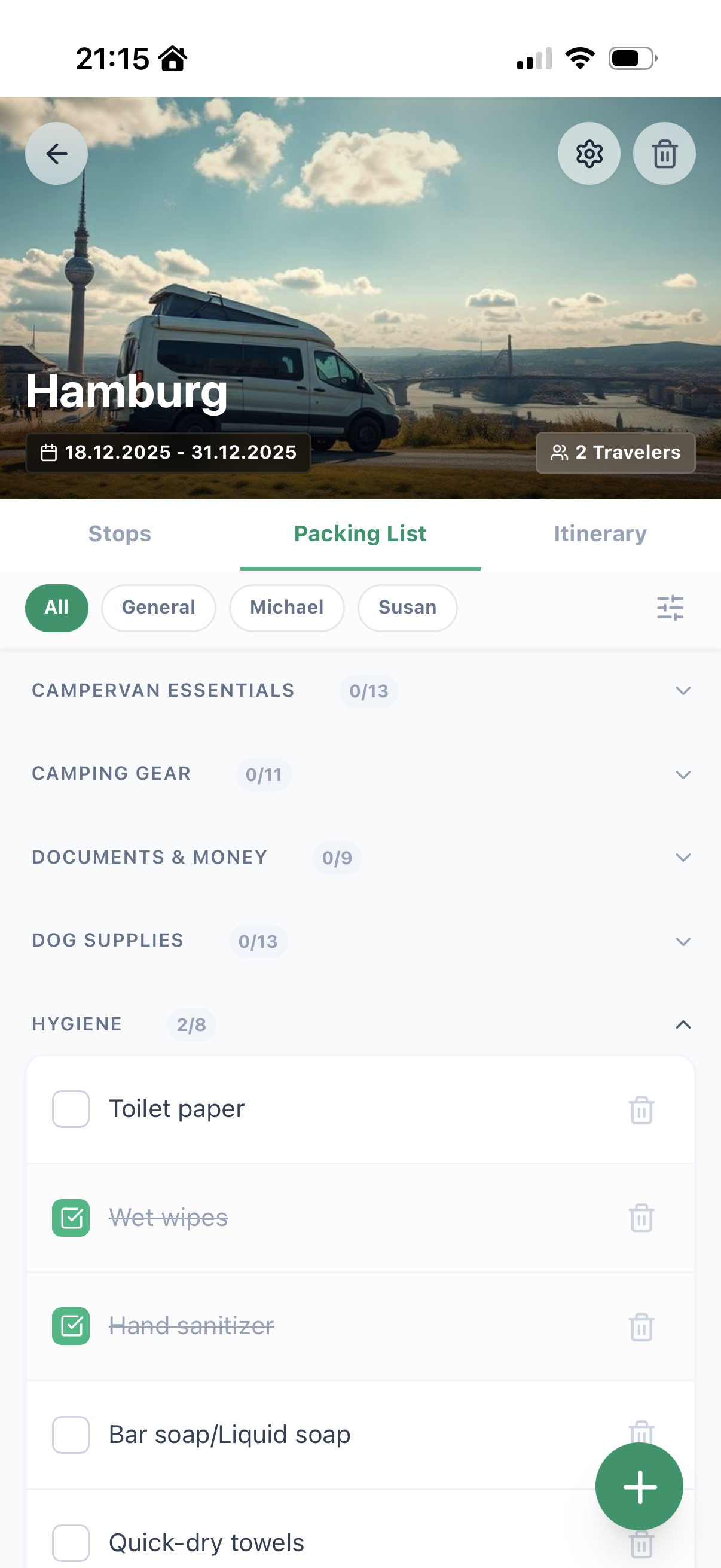 Ein Wohnmobil steht auf einer Anhöhe mit Blick auf die Elbe bei Hamburg, Deutschland, bei Sonnenschein mit einigen Wolken im Himmel.