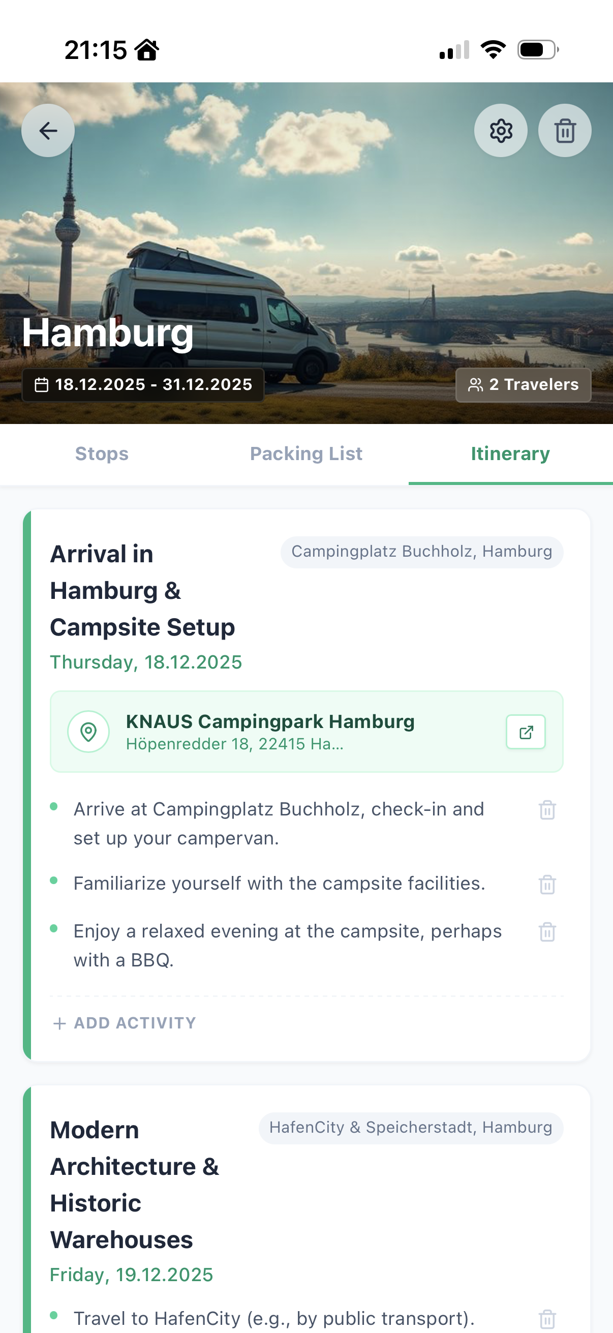 Foto eines weißen Campervans vor einer Landschaft mit Brücke und Wolken am Himmel, aufgenommen in Hamburg.