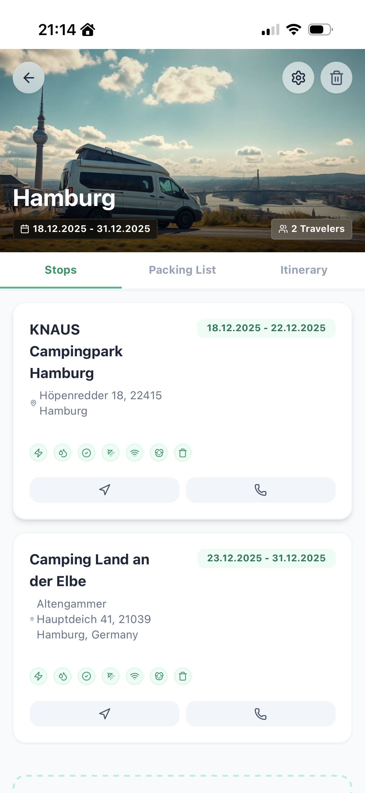Das Bild zeigt einen Reiseführer- oder Camping-App-Bildschirm mit einer Landschaft in Hamburg, Deutschland. Im Vordergrund steht ein white Campingwagen mit einem aufklappbaren Dach, im Hintergrund eine Brücke und ein Fernsehturm der Stadt Hamburg, unter einem bewölkten Himmel.
