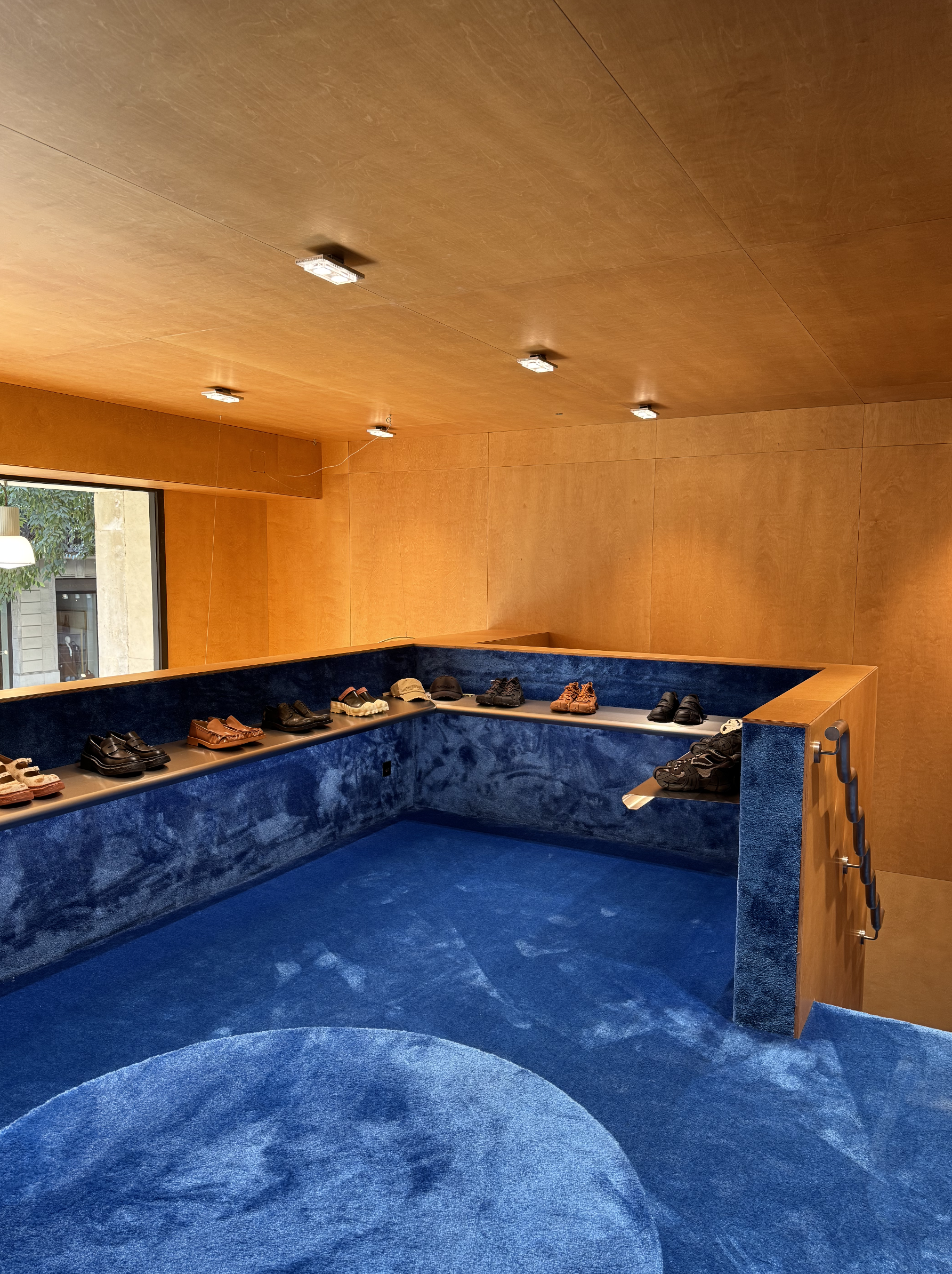 Muestra de calzado en una tienda