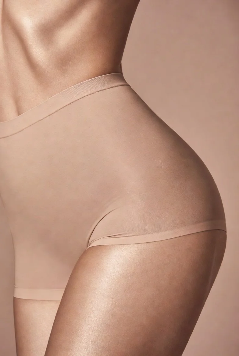 Patiente assise mettant en valeur sa peau après une épilation laser