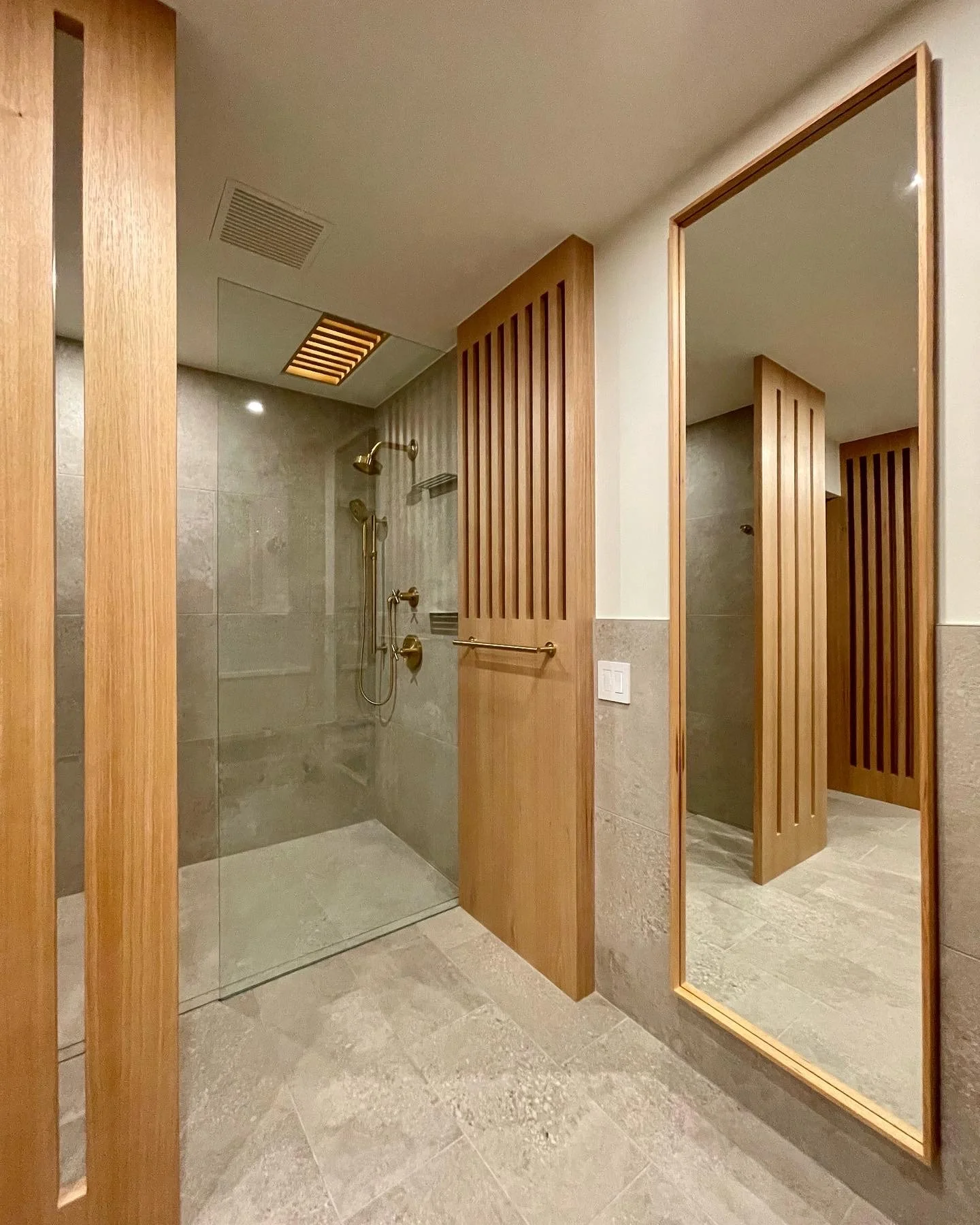 Architectural Partition Walls and Mirror in Uniform Hickory Veneer and Hickory Heartwood Finished with Centurion 2K Polyurethane.

Wall Mounted Fixtures are Kohler Purist in Vibrant Brushed Modern Gold. 

Schluter SHELF-W in Wave Greige.

Project Com