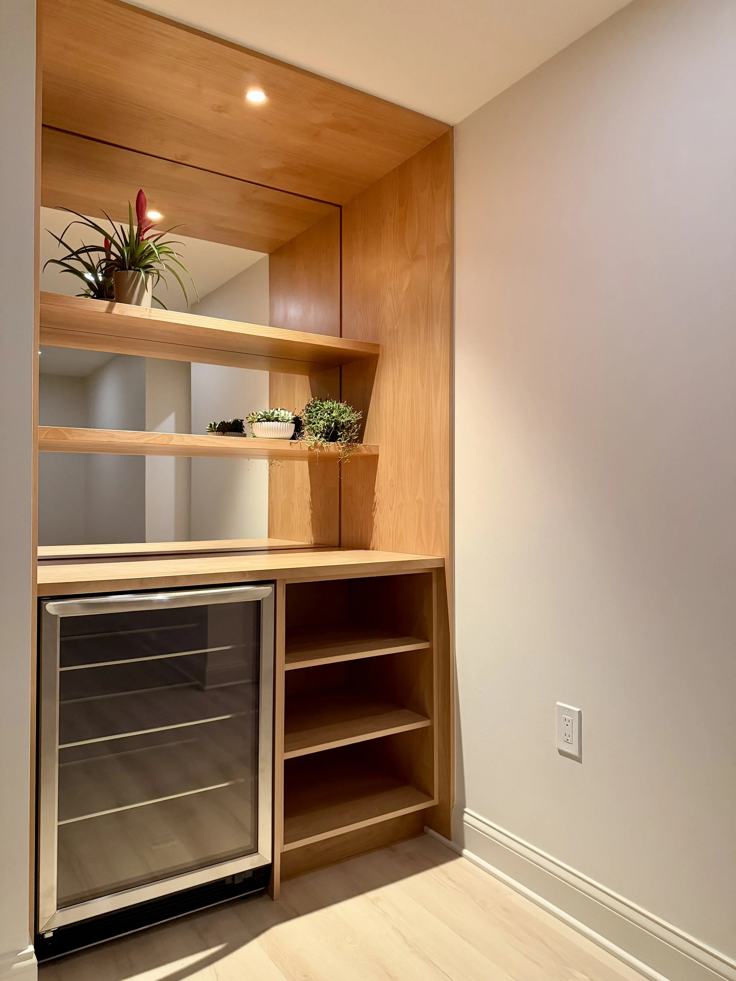 Custom Alcove in Alder with Beverage Center and 1/4" Mirror Backsplash.