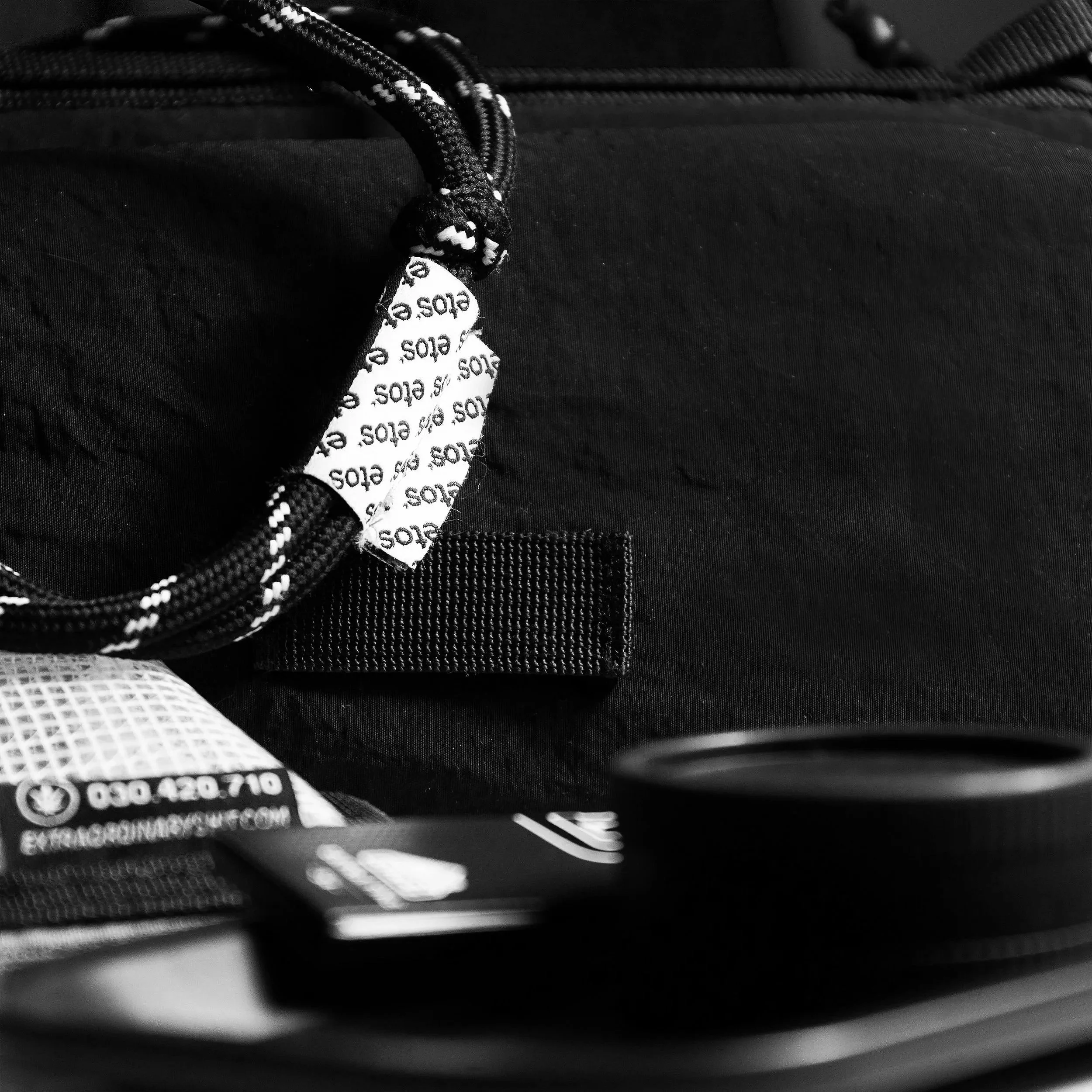 etos* ZipBag in detailansicht mit Gizeh paers und einem Hanf grinder sowie einem Drehtablett. Eine stylische architekten netztasche liegt im vordergund. die moderne Puffer Zip Bag steht im hintergund.