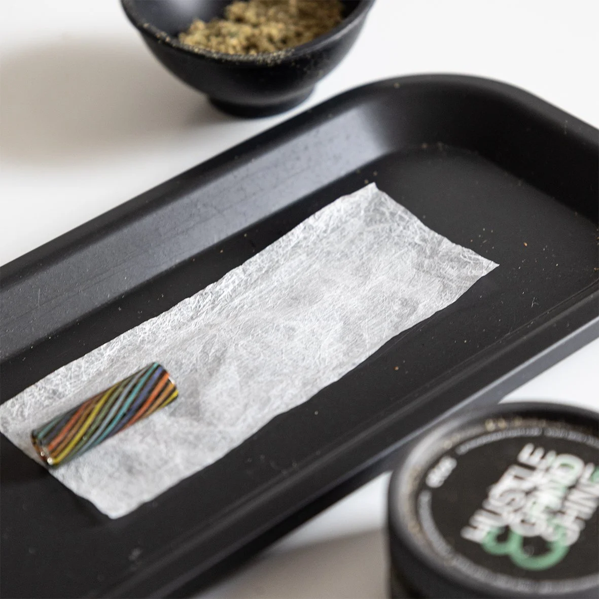 fertig vorbereitetes paper auf Hanf Drehtablett zur Weiterverarbeitung zum premium Joint.