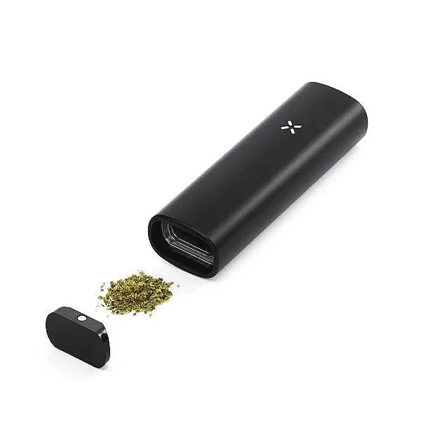 Geöffnete Füllkammer des PAX Plus Vaporizers mit abgenommenem Deckel, Kräuter vor der Kammer vorbereitet