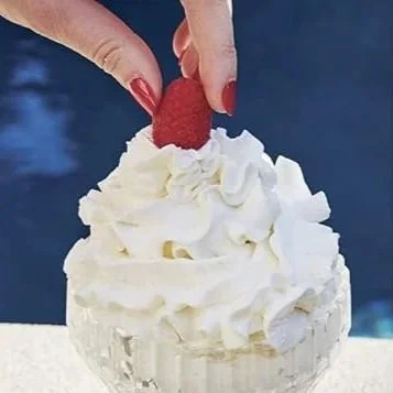 cannabis infused sahne zum eisbecher im hochsommer. mit wunderschöner roter kirsche on top.