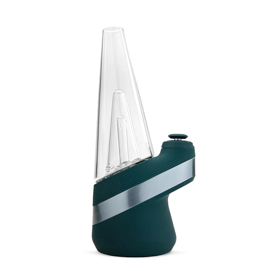 Puffco New Peak Vaporizer in Pine Grün, Seitenansicht Studio, handlicher Premium-Vaporizer für Konzentrate