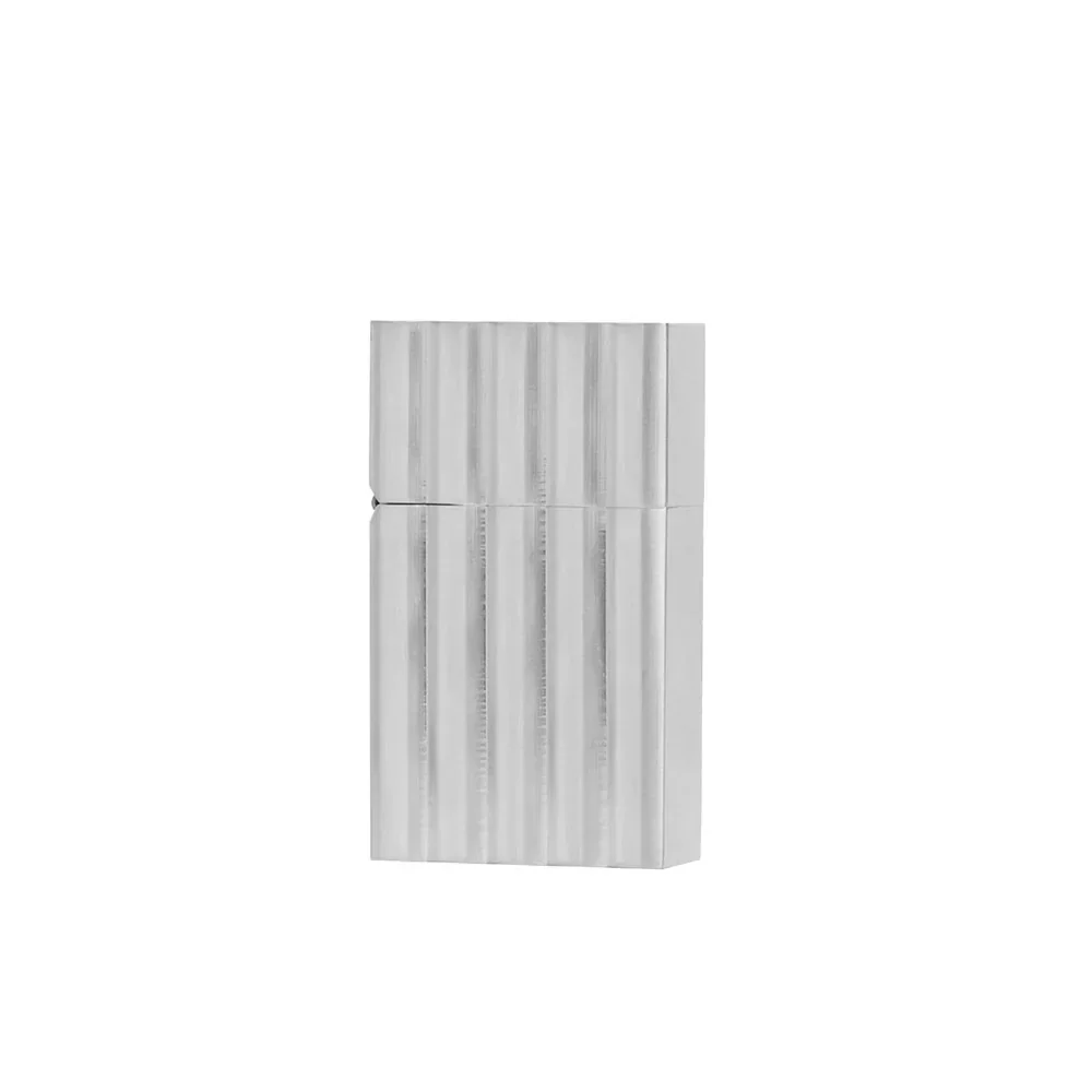 Hard Edge Petrol Lighter Aluminium Wave – schrägansicht, hochwertiges nachfüllbares Benzinfeuerzeug von etos*