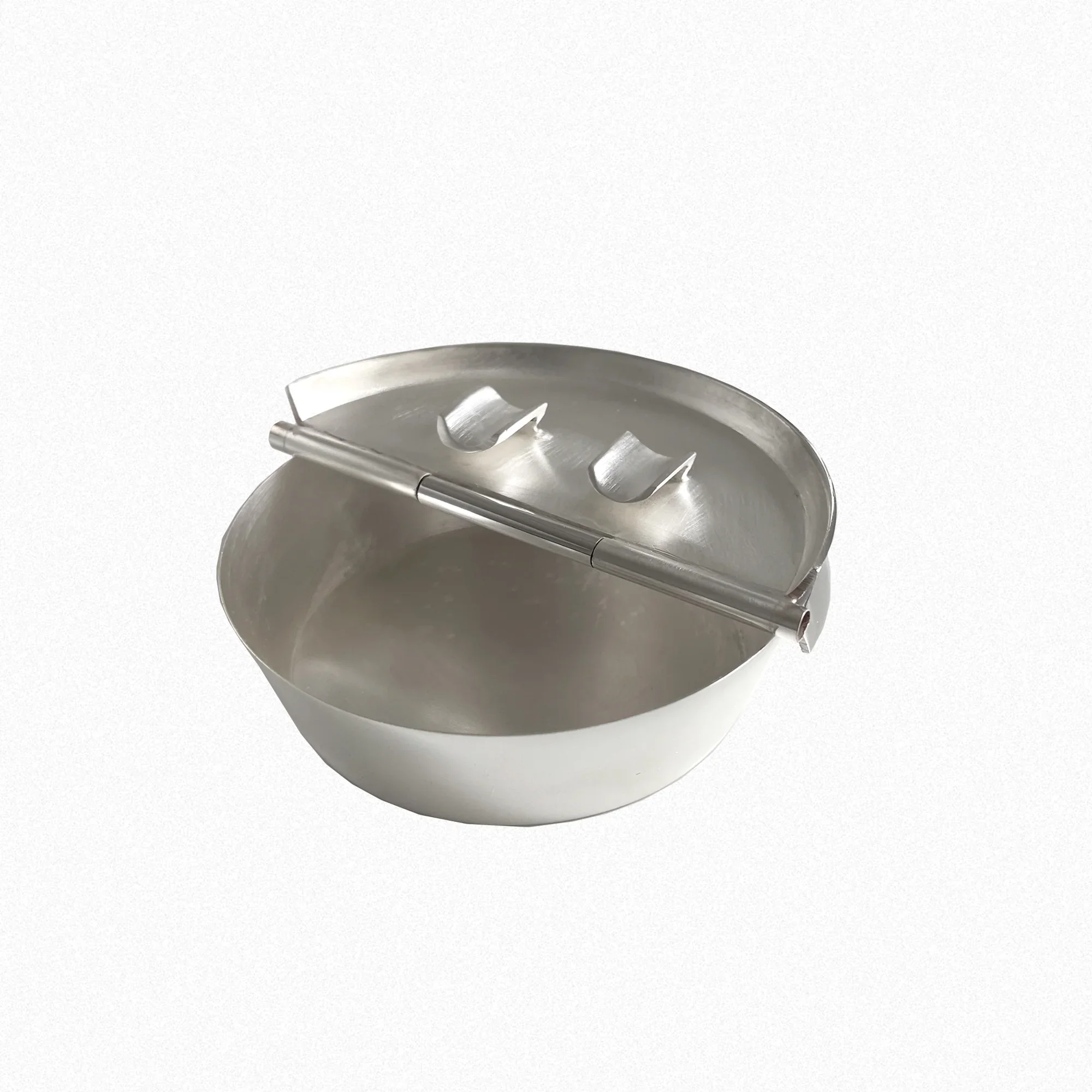 Edzard Aschenbecher Silber – Detailaufnahme der hochglänzenden, versilberten Oberfläche