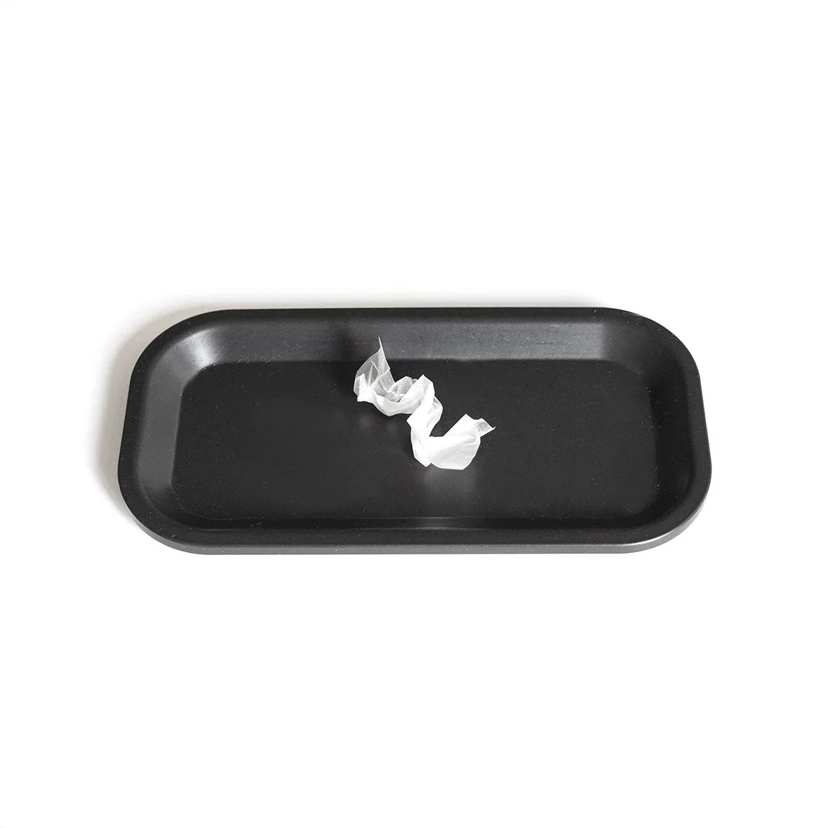 Schwarzes Drehtablett von etos* mit Gizeh papern als Vorbereitung für einen Cannabis Joint.