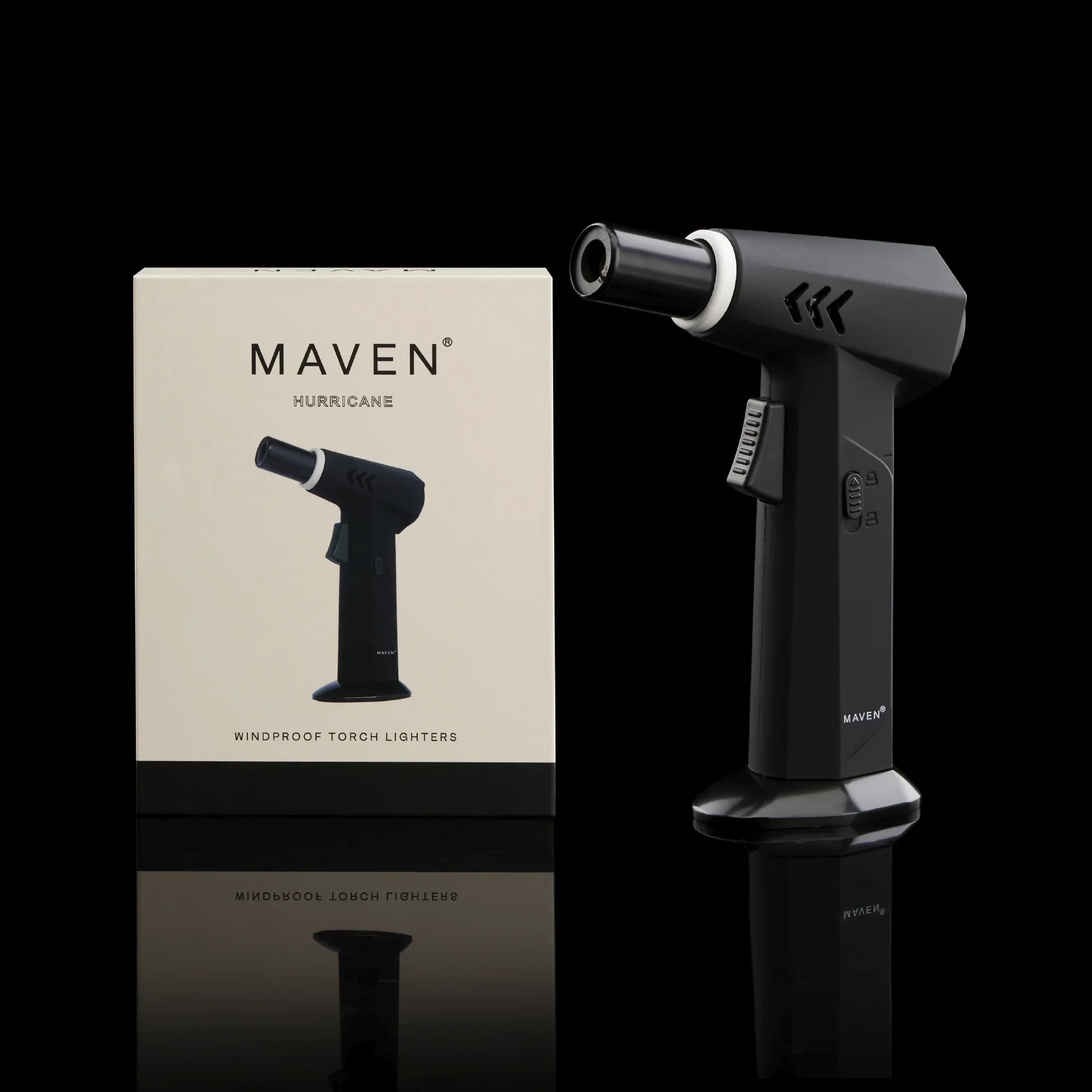 Maven Hurricane Torch Schwarz – schrägansicht, leistungsstarker, nachfüllbarer Jet-Flame Torch, mit Verpackung