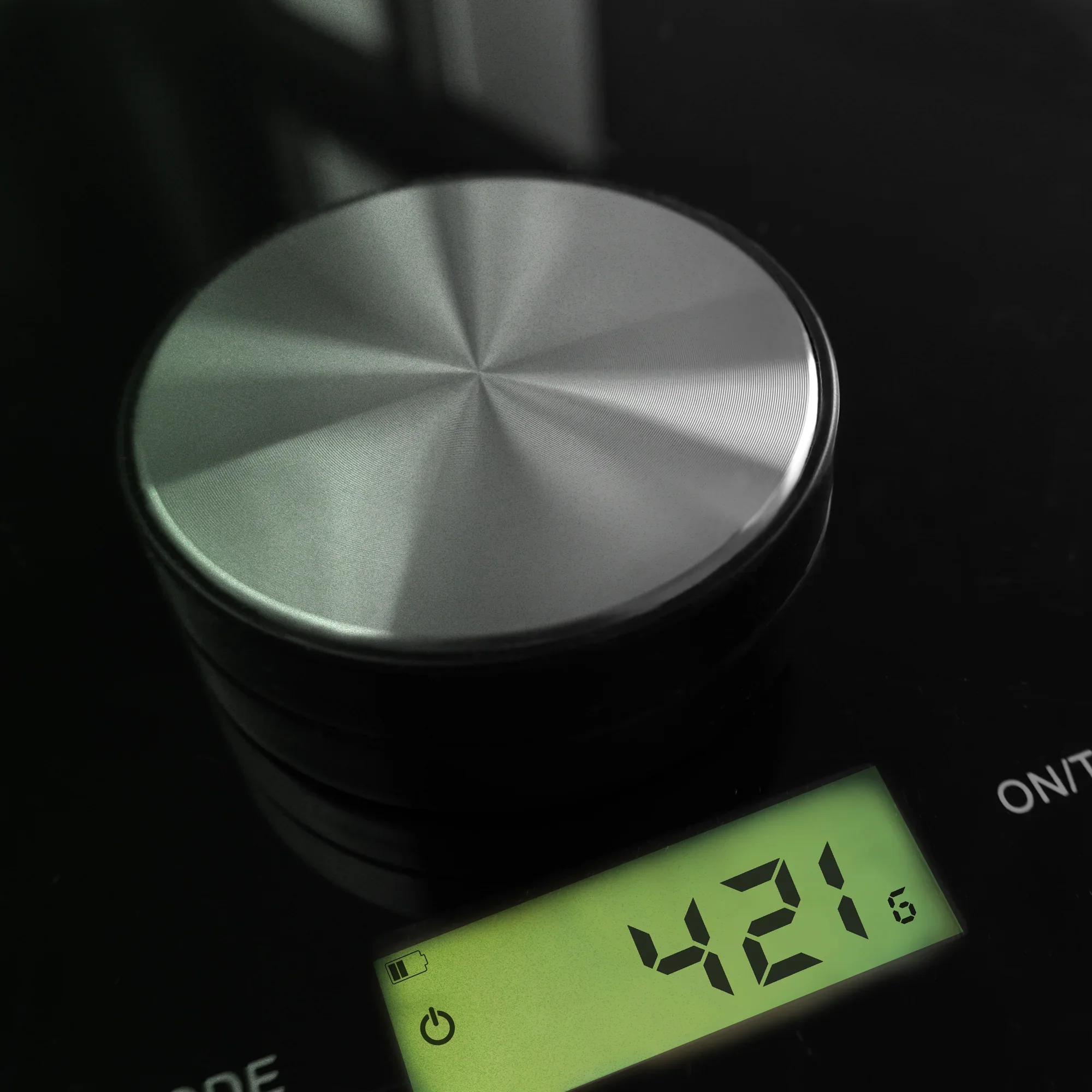 FLOW Grinder Edelstahl – kompaktes, präzises Mahlwerk mit haargenau 421gramm gewicht.