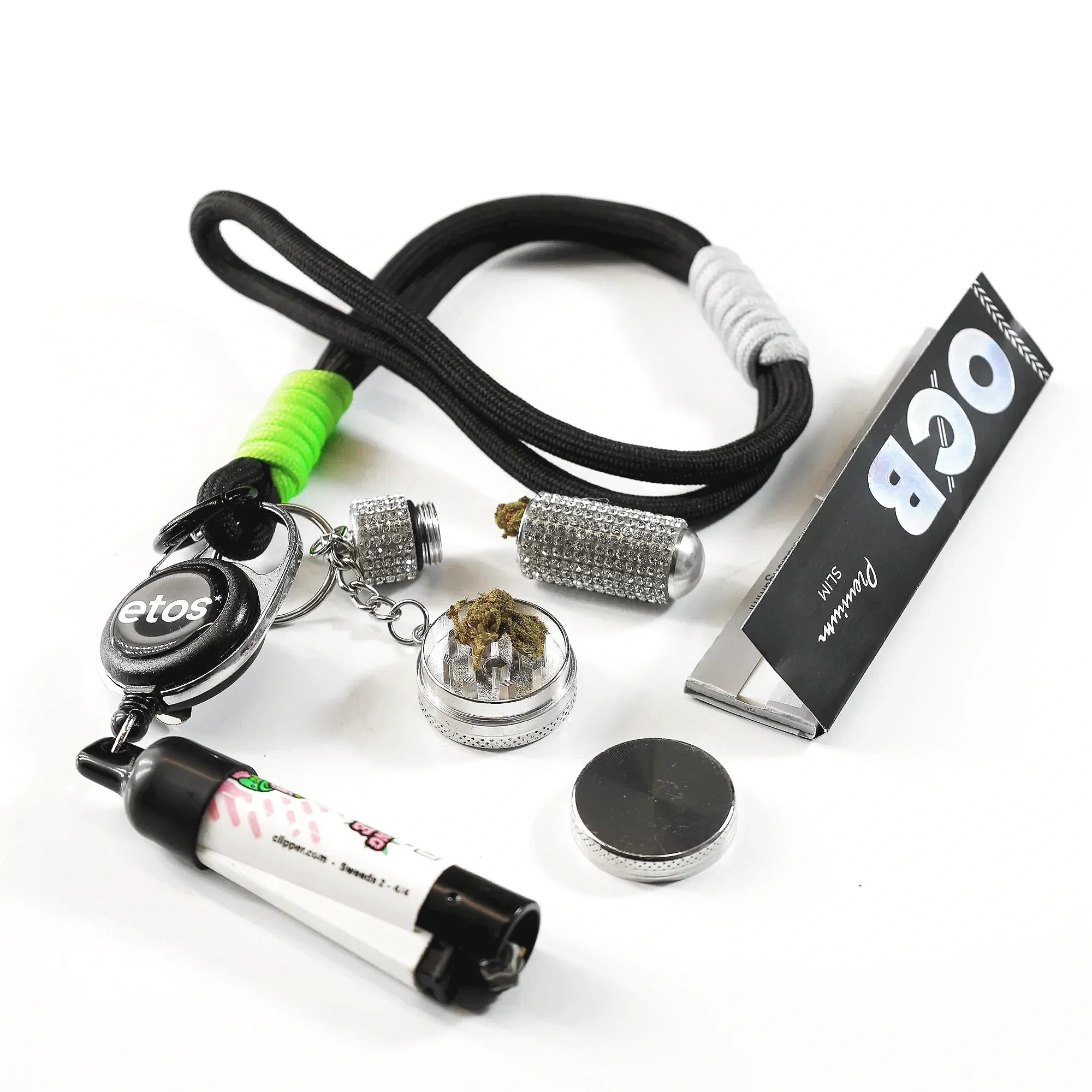 etos* Essential Loop Plakka Schwarz/Neon – Schlüsselbund mit offenem Grinder und Cannabis, Frontansicht, stylische Schlüsselbund für 420 Accessoires