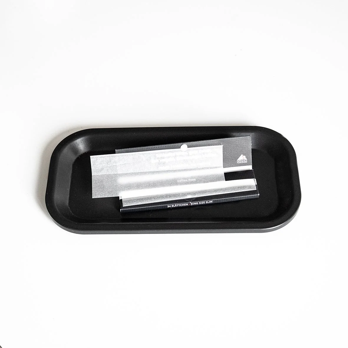 Frische Papers auf dem Drehtablett als Vorbereitung für den perfekten Joint.