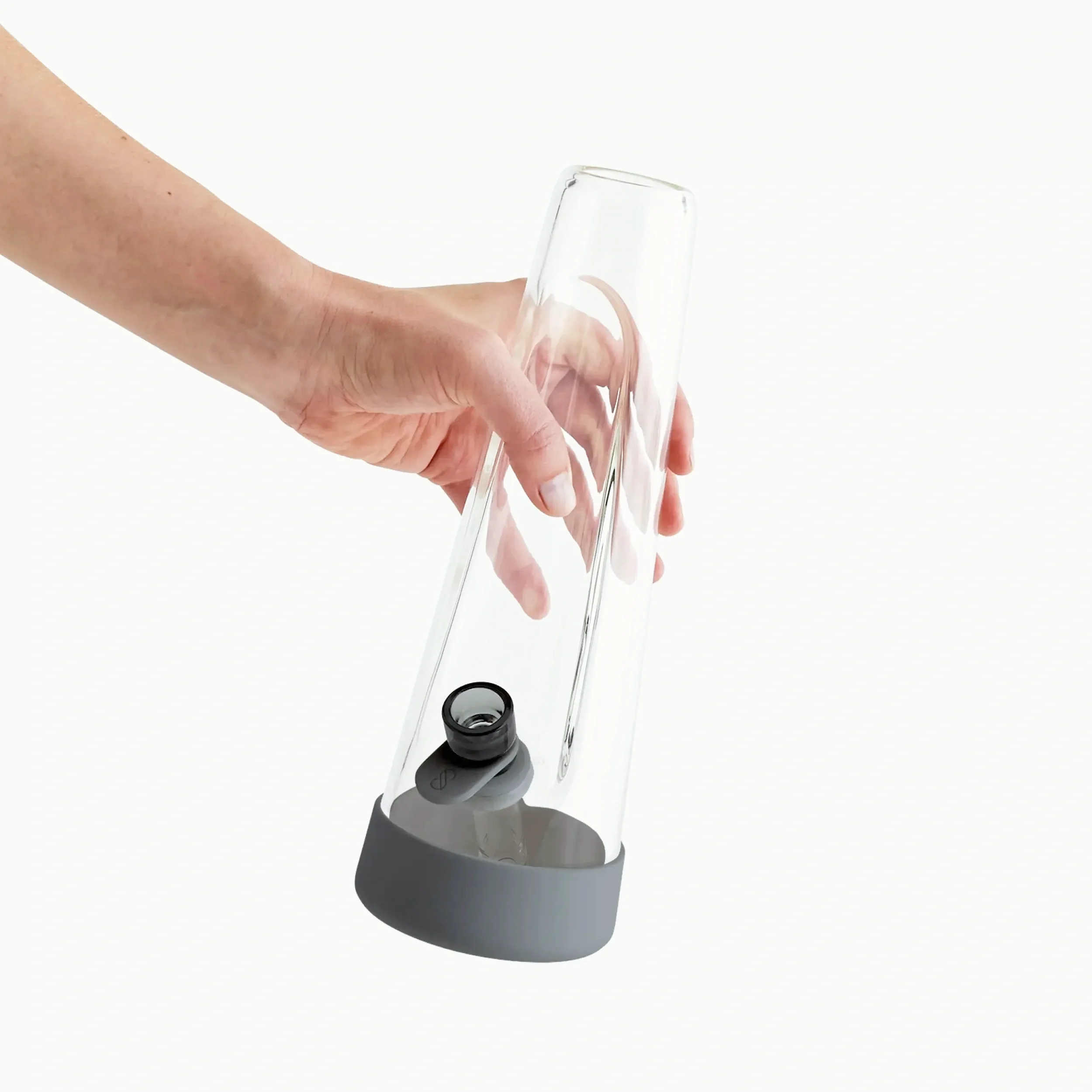 Hand mit session goods bong in charcoal – robuste Design Bong für kontrolliertes Cannabis Rauchen