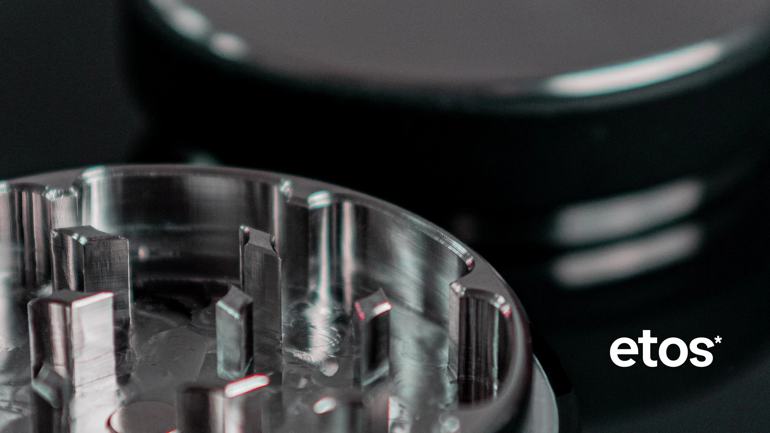 Der etos* Flow Edelstahl grinder mit seine scxharfen und unkapputbaren Zähnen zum mahlen deiner kräuter.