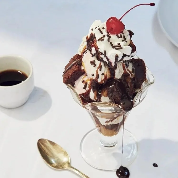 Vanille Schoko Eisbecher mit Cannabis infused. Im wunderschönen eisbecher serviert, mit sahne und kirsche obendrauf.