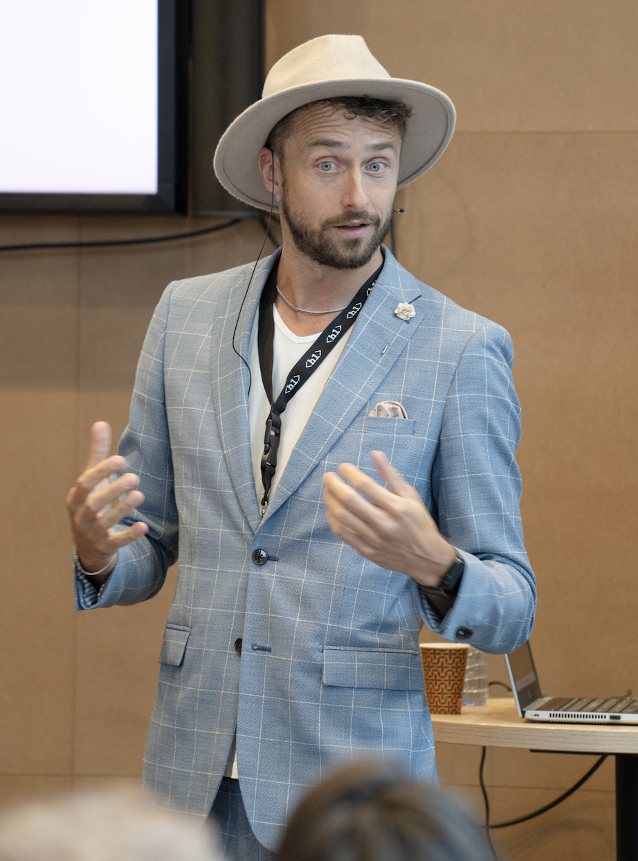 Niels Bergmans speaking during eCommerce Partner event.