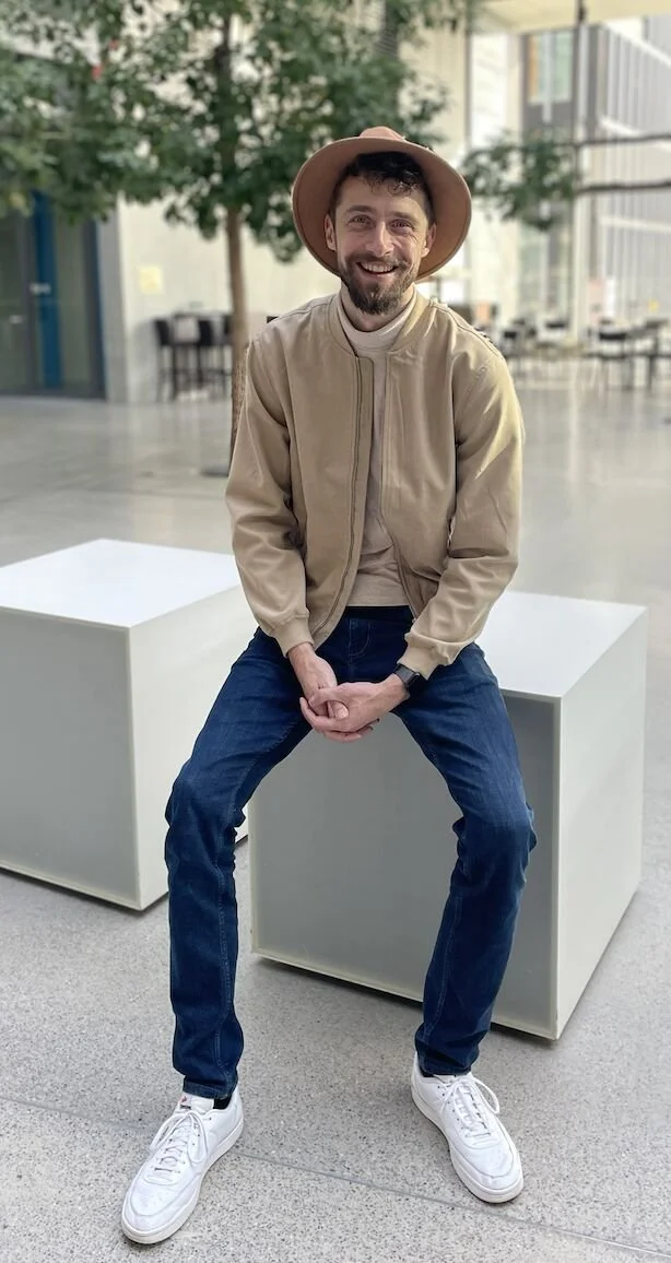 Striking a pose before going on stage during eCommerce Germany Live event.