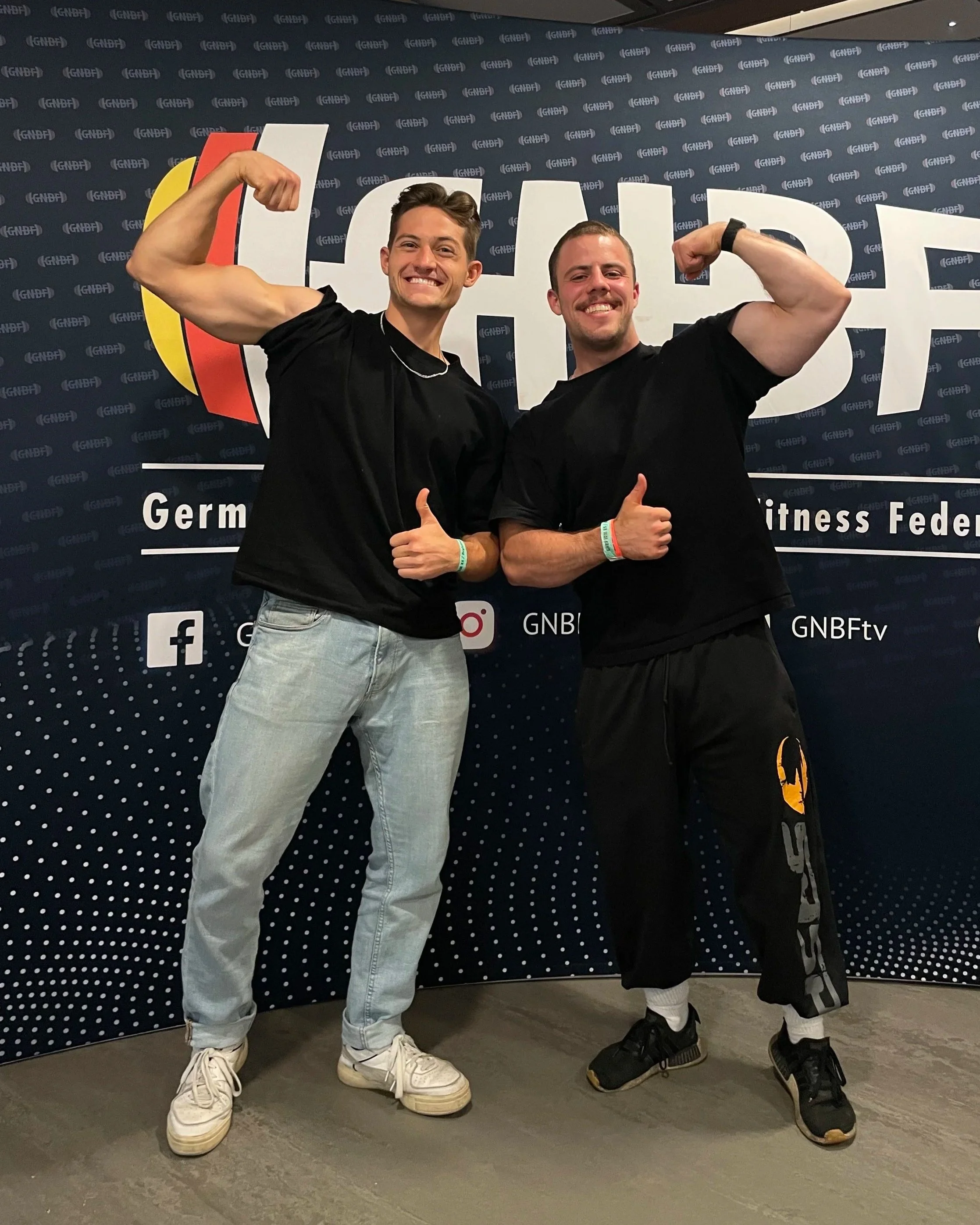 Coaches Linus und Jakob von PeakAestheticsCoaching bei einem Bodybuilding-Wettkampf der GNBF.