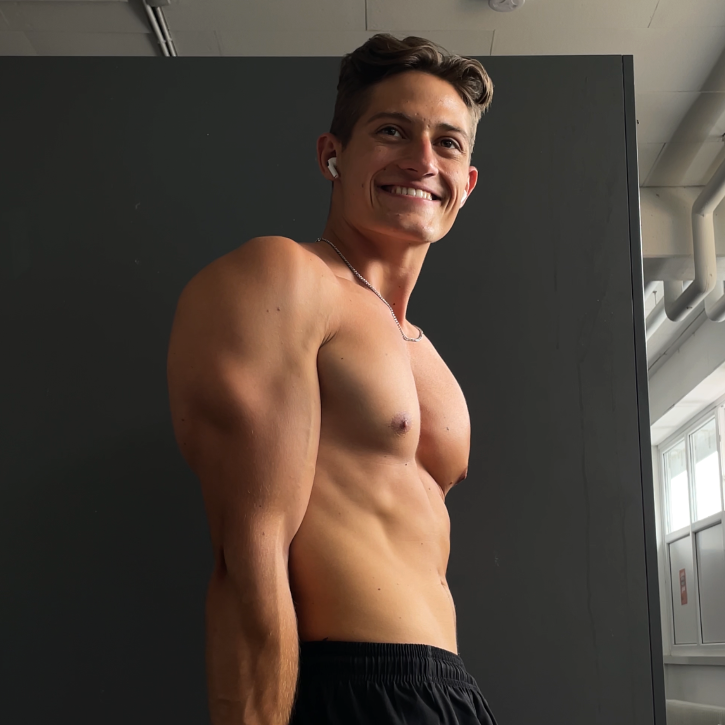 Coach Linus von PeakAestheticsCoaching – eigener Trainingsstand im Bodybuilding.