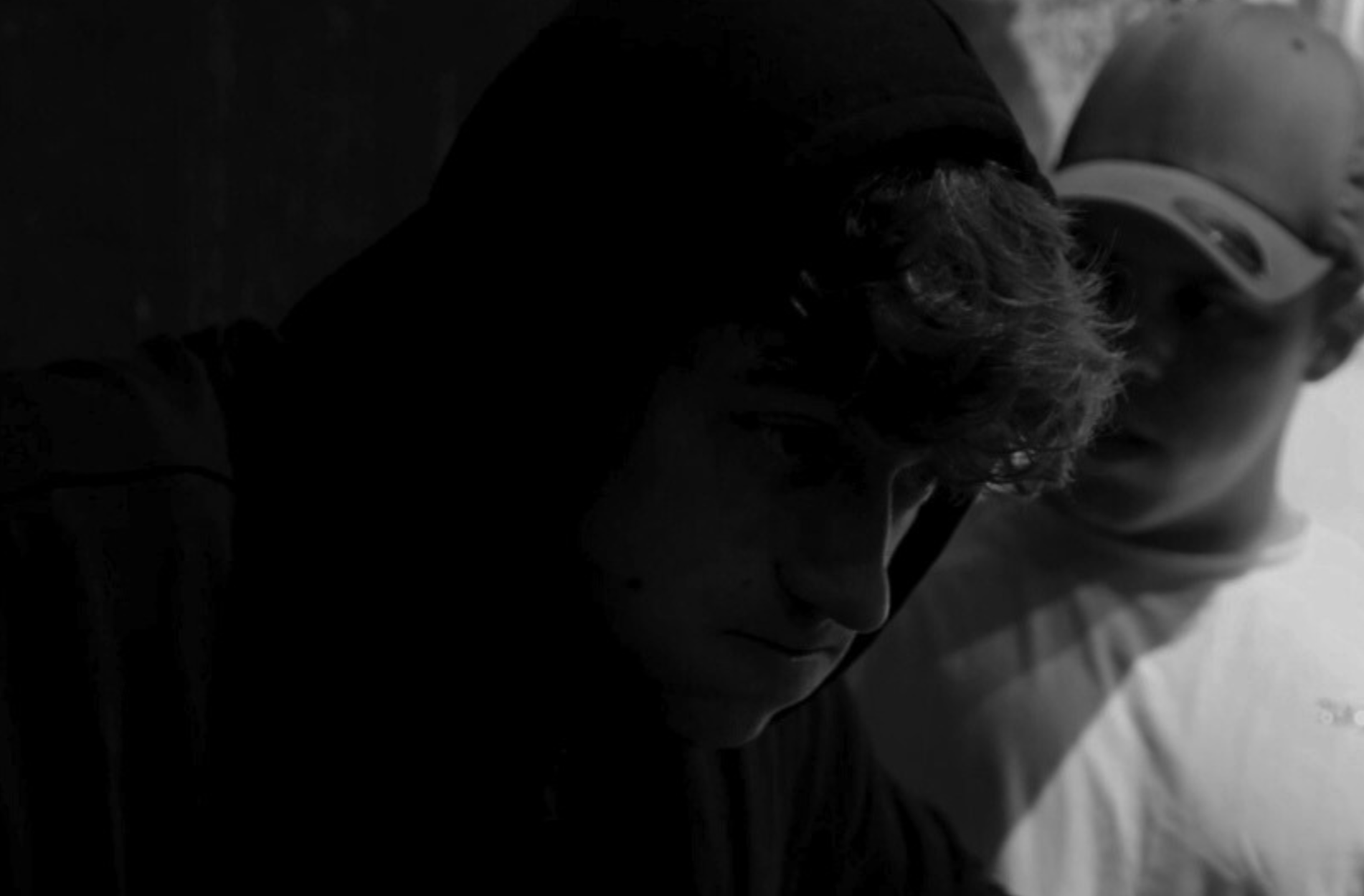 Schwarz-weißes Motiv mit Fokus auf Konzentration und Präzision als Symbol für strukturiertes Coaching bei PeakAestheticsCoaching.