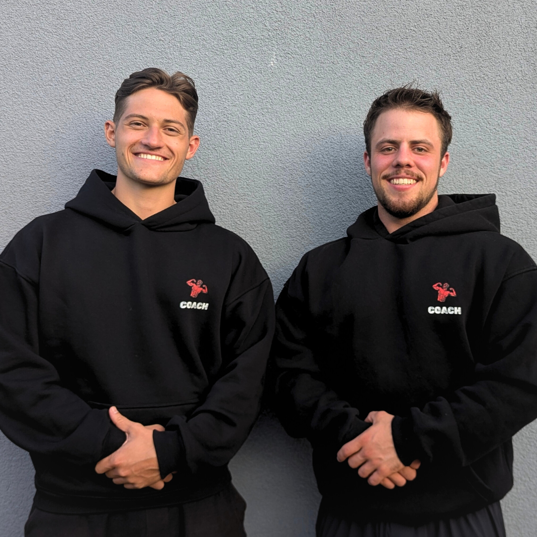 Die Coaches Linus und Jakob von PeakAestheticsCoaching – persönliches Lifestyle- und Wettkampfcoaching im Kraftsport.
