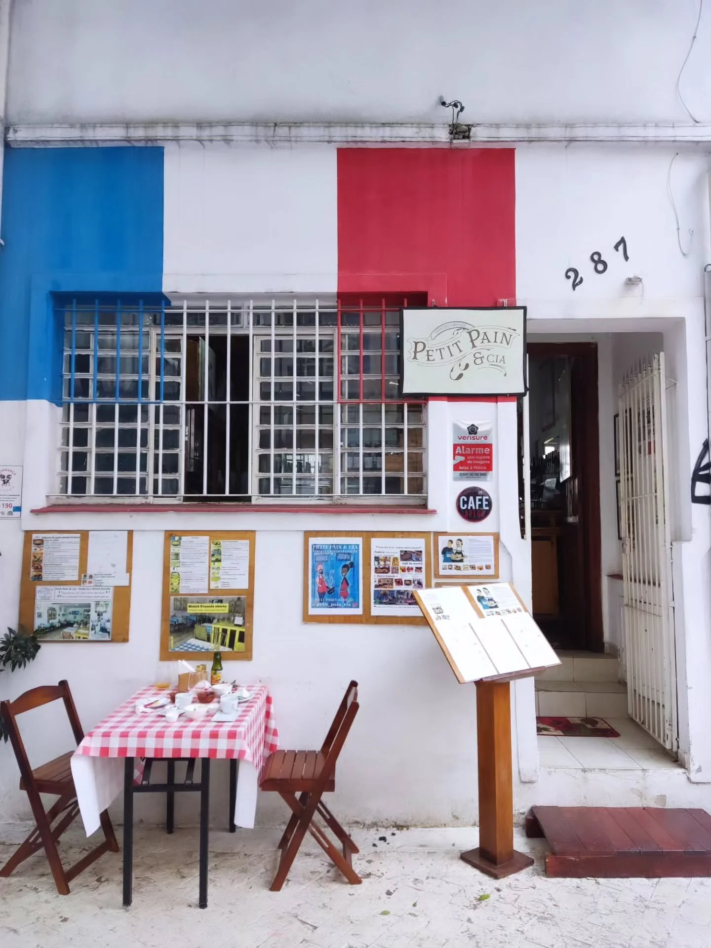 Um pedacinho de Paris na Bela Vista 🥐😋

Imagine acordar e ter o @petit_pain_cia como vizinho... 

Tem ap&ecirc; dispon&iacute;vel bem pertinho - perfeito para virar cliente di&aacute;rio das del&iacute;cias francesas desse espa&ccedil;o charmoso e 