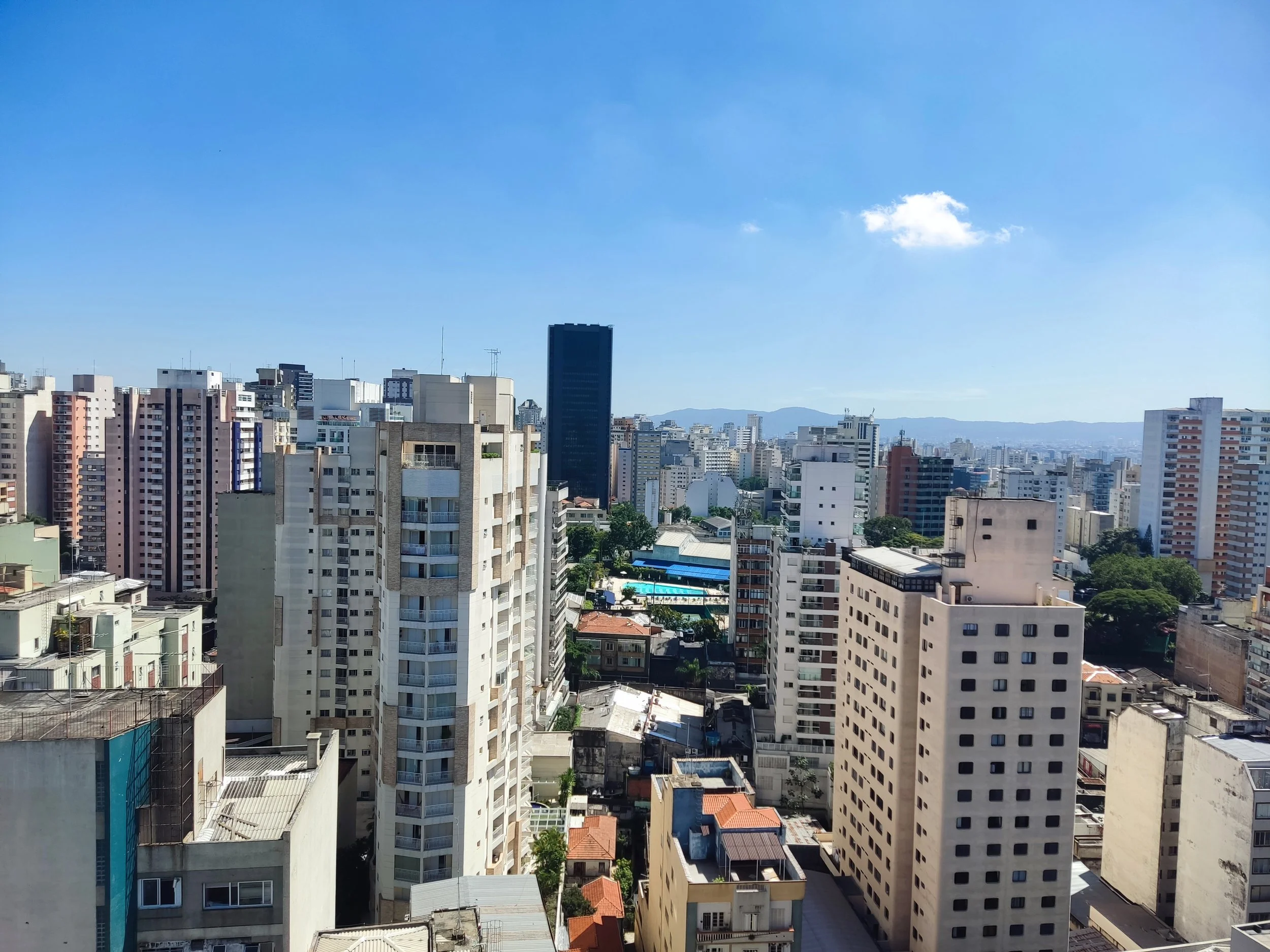 Vista panorâmica de prédios altos de uma cidade brasileira sob céu claro.