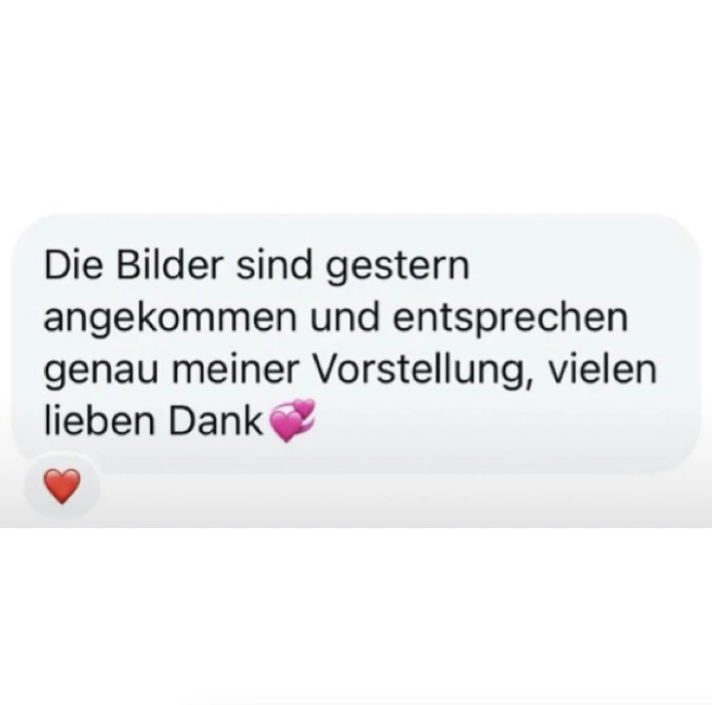 Der Bildschirm zeigt eine Nachricht, dass die Bilder gestern angekommen sind und genau der Vorstellung entsprechen, mit einem roten Herz-Emoji und zwei pinkfarbenen Herz-Emojis.