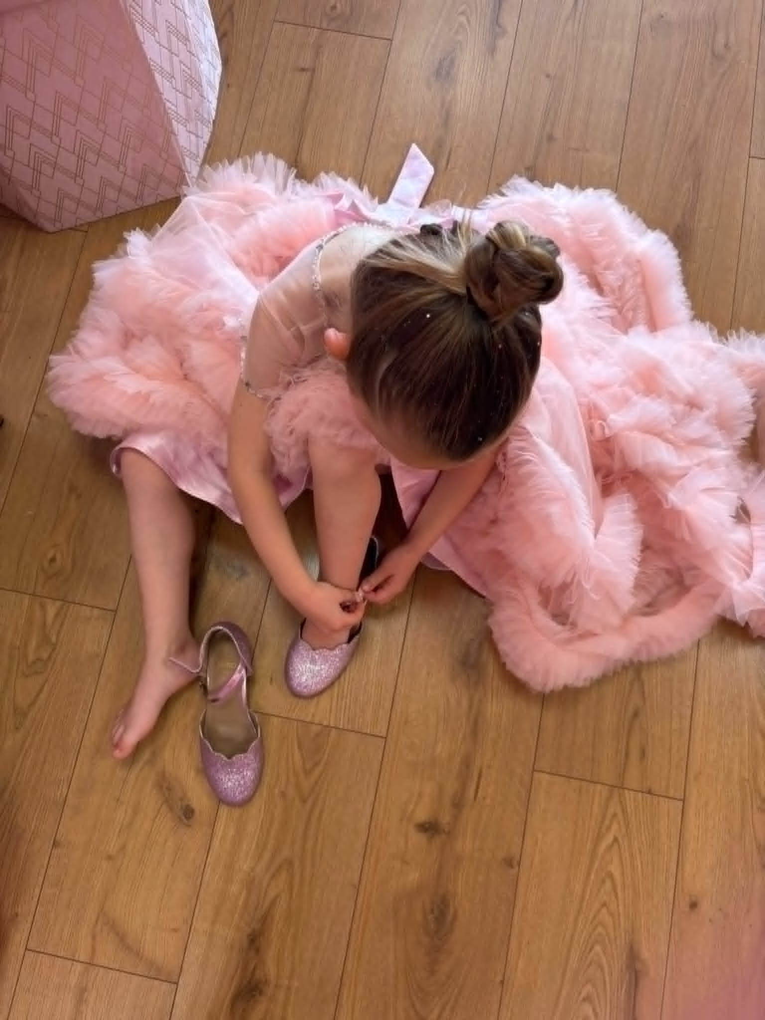 petite princesse en robe de bal et chaussures à talons.