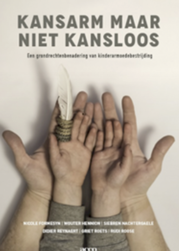Cover van een boek getiteld 'Kansarm maar niet kansloos' met een afbeelding van twee handen, één met een mes en een touw om de middel, en de andere hand naast de eerste.