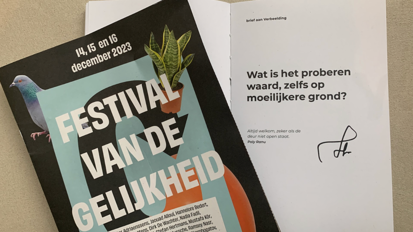 Brochure voor het Festival van de Gelukheid met data 14, 15 en 16 december 2023, inclusief een afbeelding van een vogel, een plant en een pot.