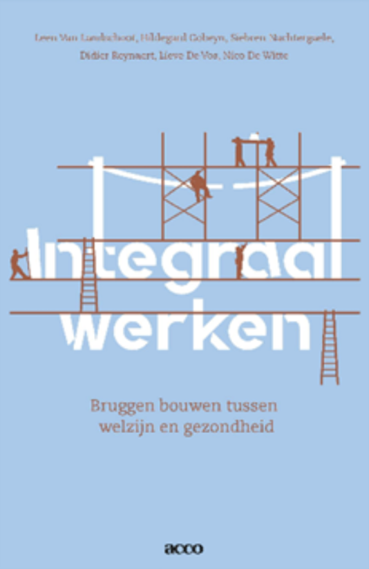 Voorblad van een boek met een blauwe achtergrond, afbeeldingen van steigers en bouwvakkers die een brug bouwen, met de titel 'Integrale Werken' en ondertitel 'Bruggen bouwen tussen welzijn en gezondheid'.