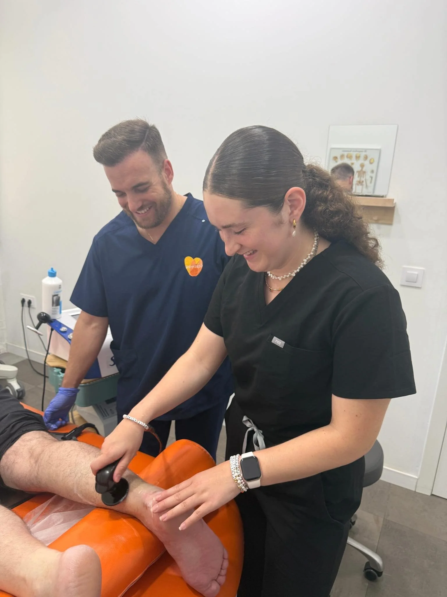 Future PTs in action 💪🌍 Two amazing weeks down! 🇨🇷🇪🇸
&bull;
&bull;
&bull;
#shadowingabroad #internshipabroad #excercisescience #prept #physicaltherapist