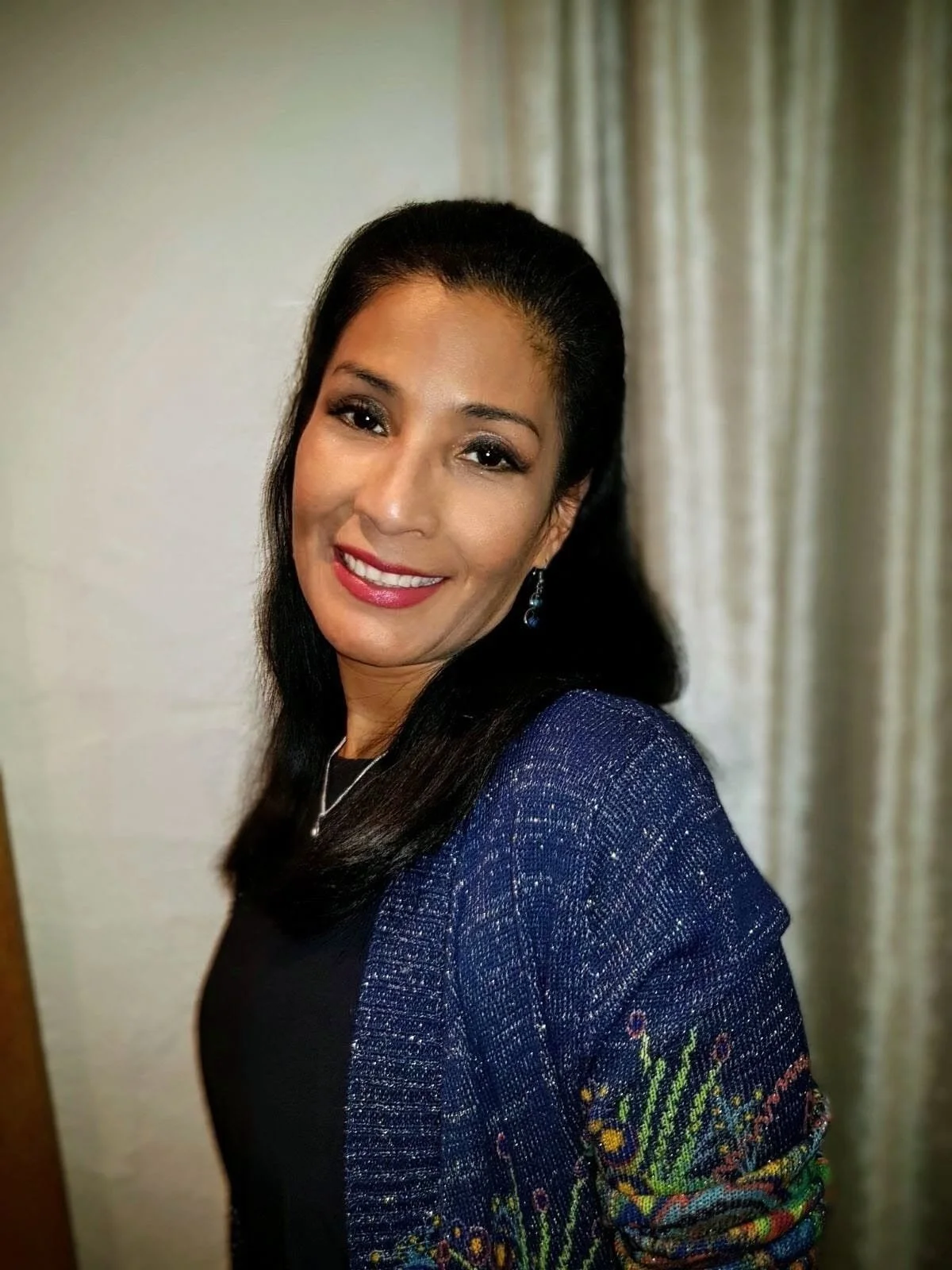 Mujer sonriendo, feliz, empoderada y con el proposito de ayudar a otras mujeres a encontrarse a ellas mismas.