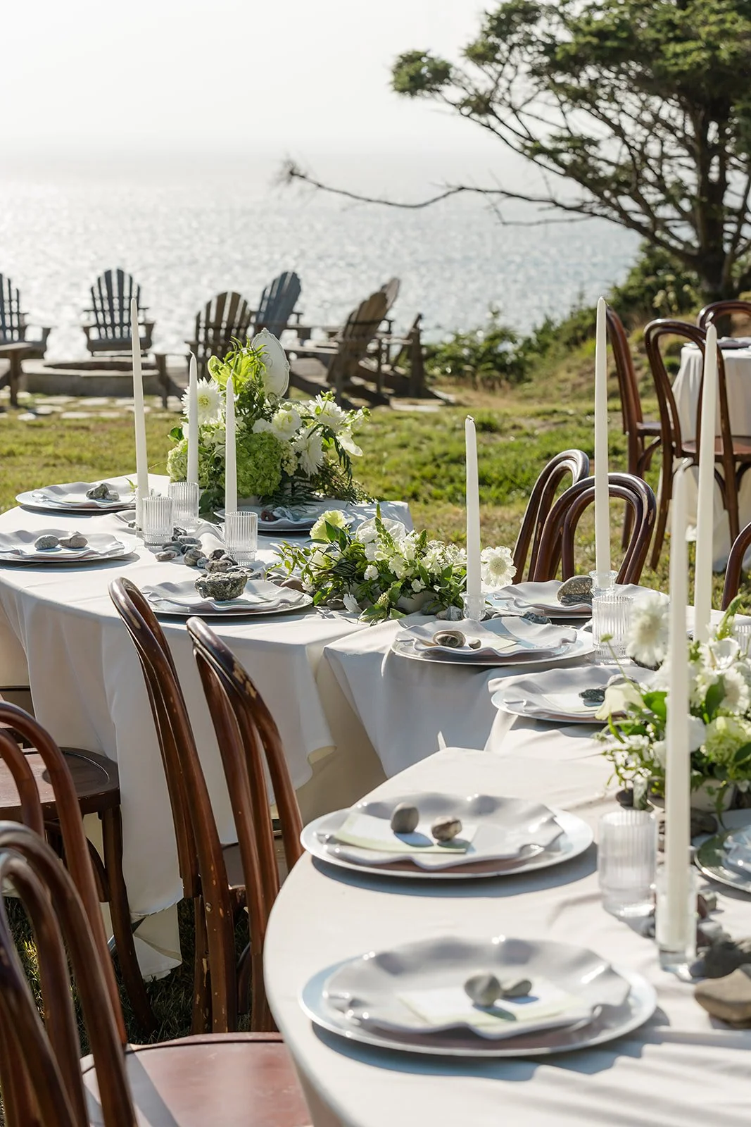 white and green florals, Oregon coast wedding. Photo credit: jesib.com