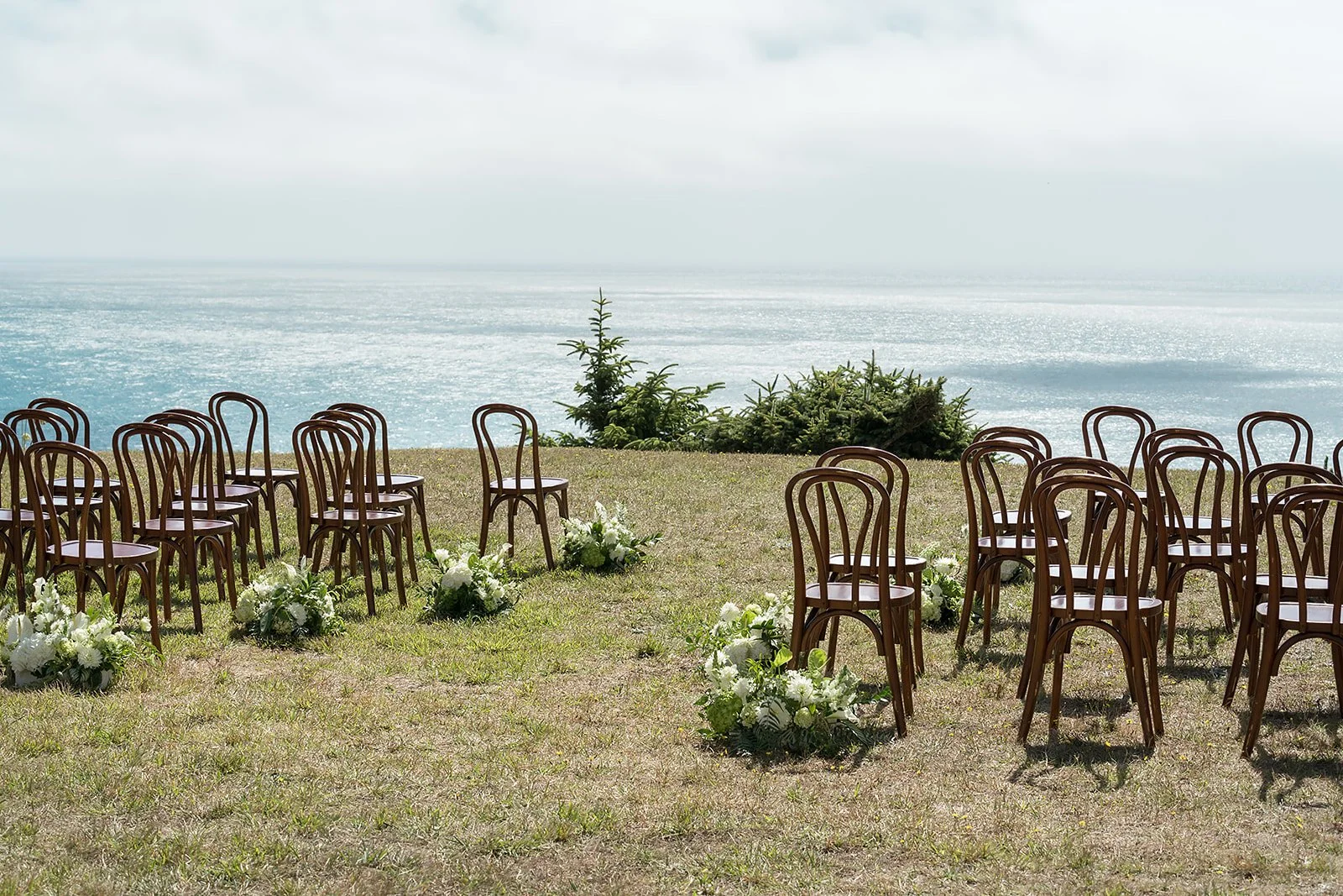 white and green florals, Oregon coast wedding. Photo credit: jesib.com