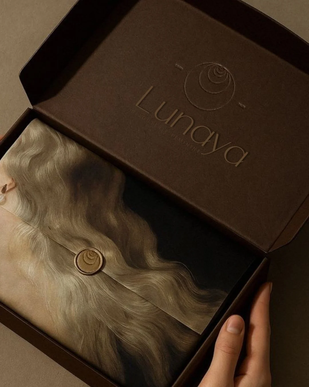 Black and White Minimal Vintage Simple  Fashion Old Money Instagram Post copie 6.jpg