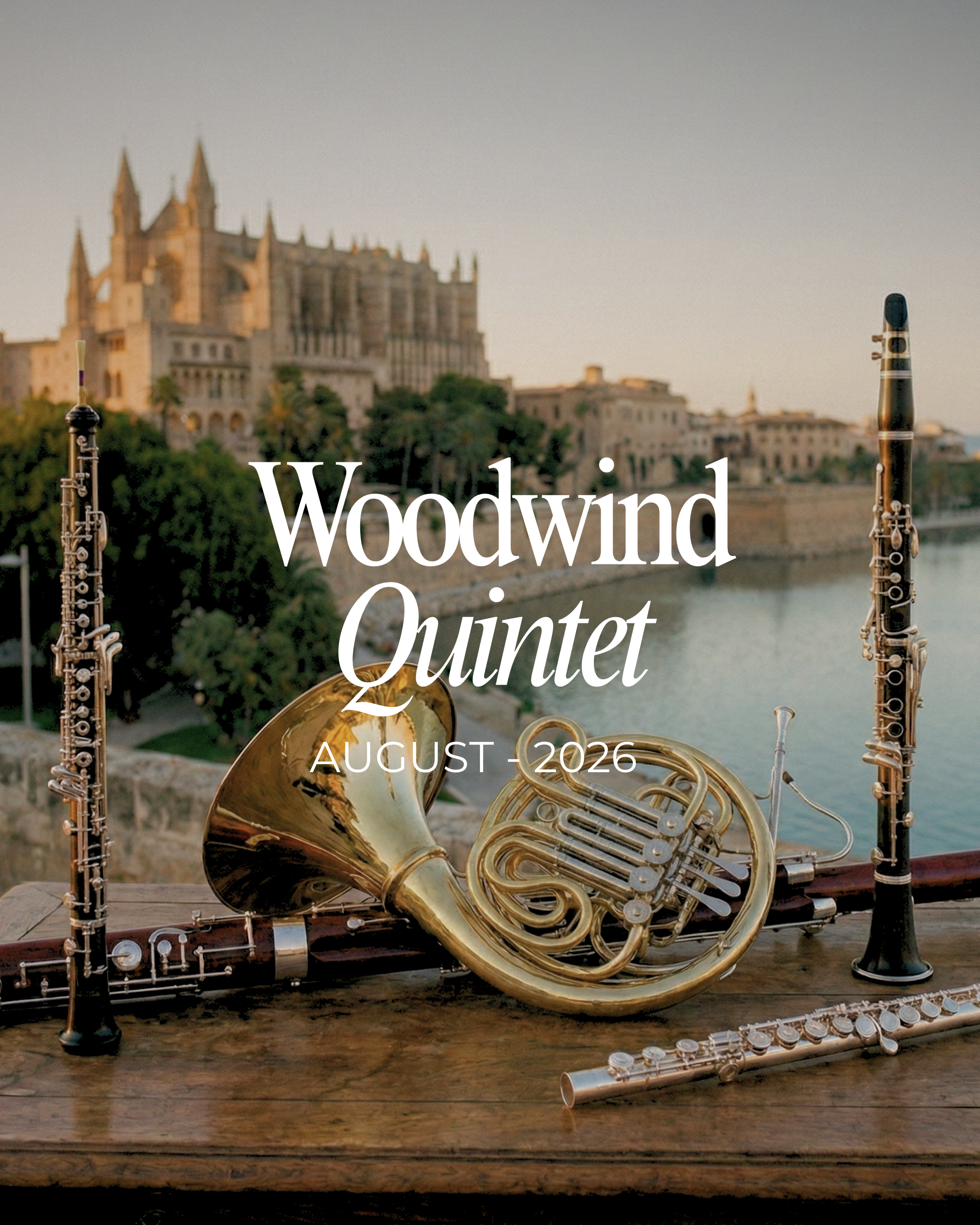 Imagen de instrumentos musicales de viento, incluyendo un corno francés y un clarinete, sobre una mesa de madera con un fondo de río, árboles y un castillo en el horizonte. Texto sobre la imagen que dice 'Woodwind Quintet Agosto - 2026'.