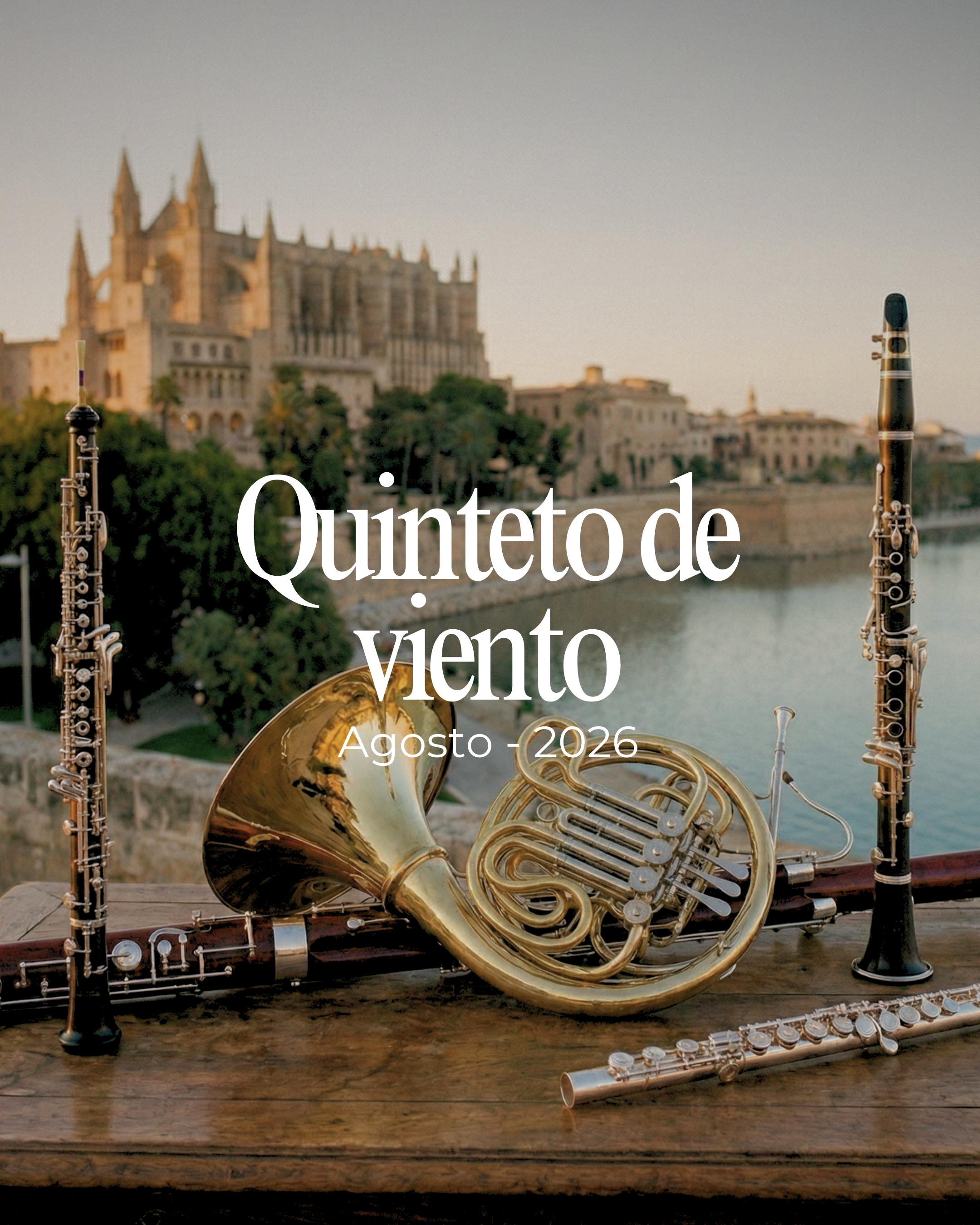 Un concierto de violín, flauta y trompa en un entorno al aire libre con un castillo en el fondo en la orilla de un río, en una tarde soleada