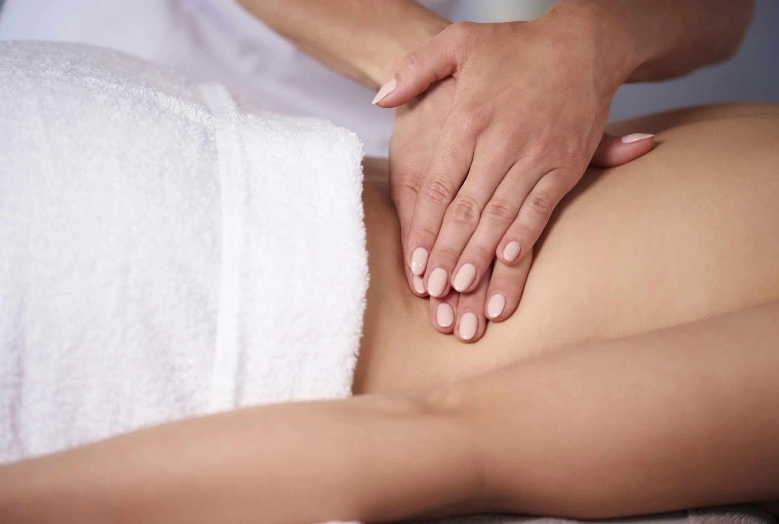 Photo d'un drainage lymphatique au niveau des côtés et des flans, réduction des œdèmes et de la cellulite et de la rétention d'eau sur le ventre , boost de l'immunité
