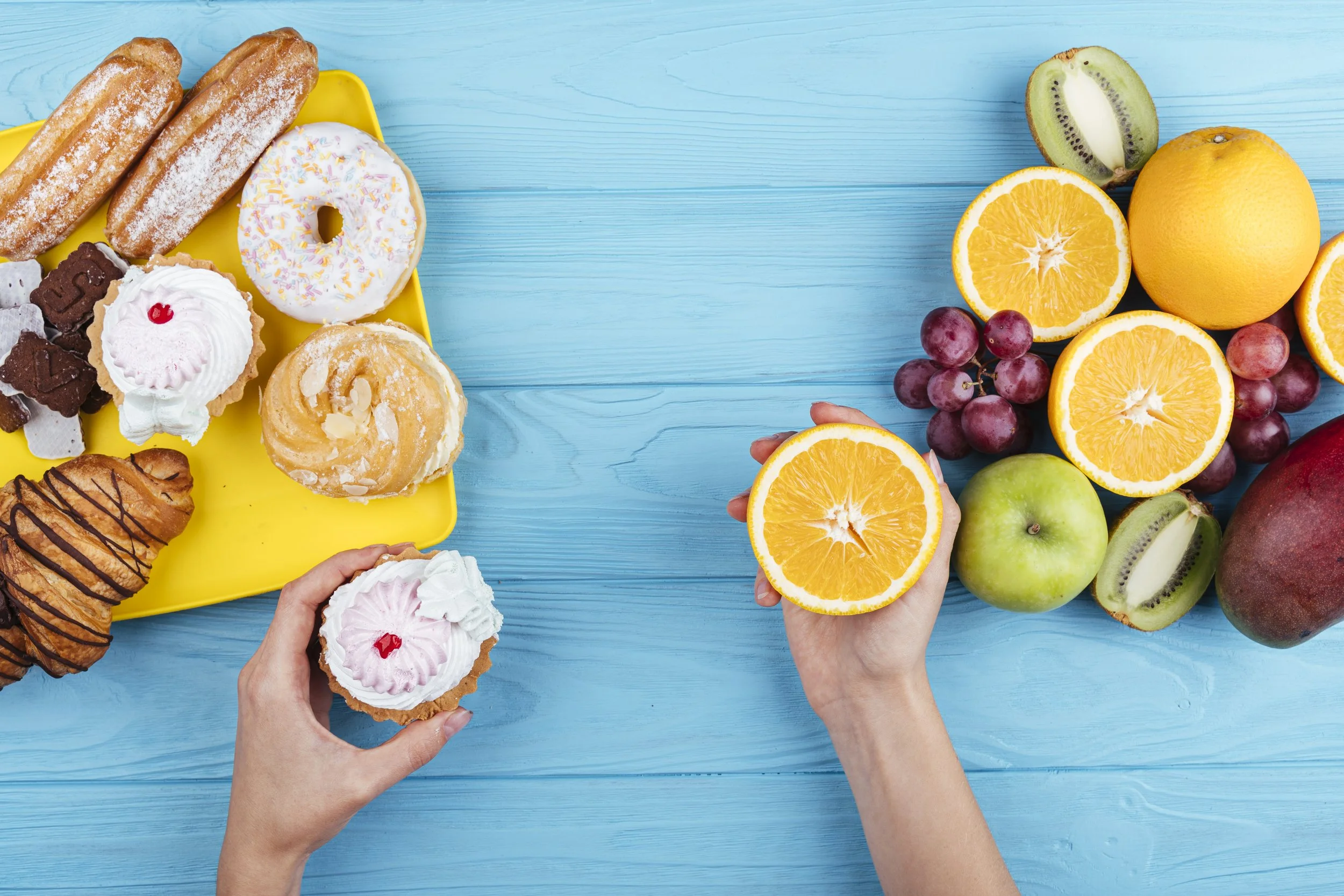 Photo de deux mains tenant un gâteau et un fruit frais, illustration de l'équilibre alimentaire sans restriction, avec plaisir et gourmandise