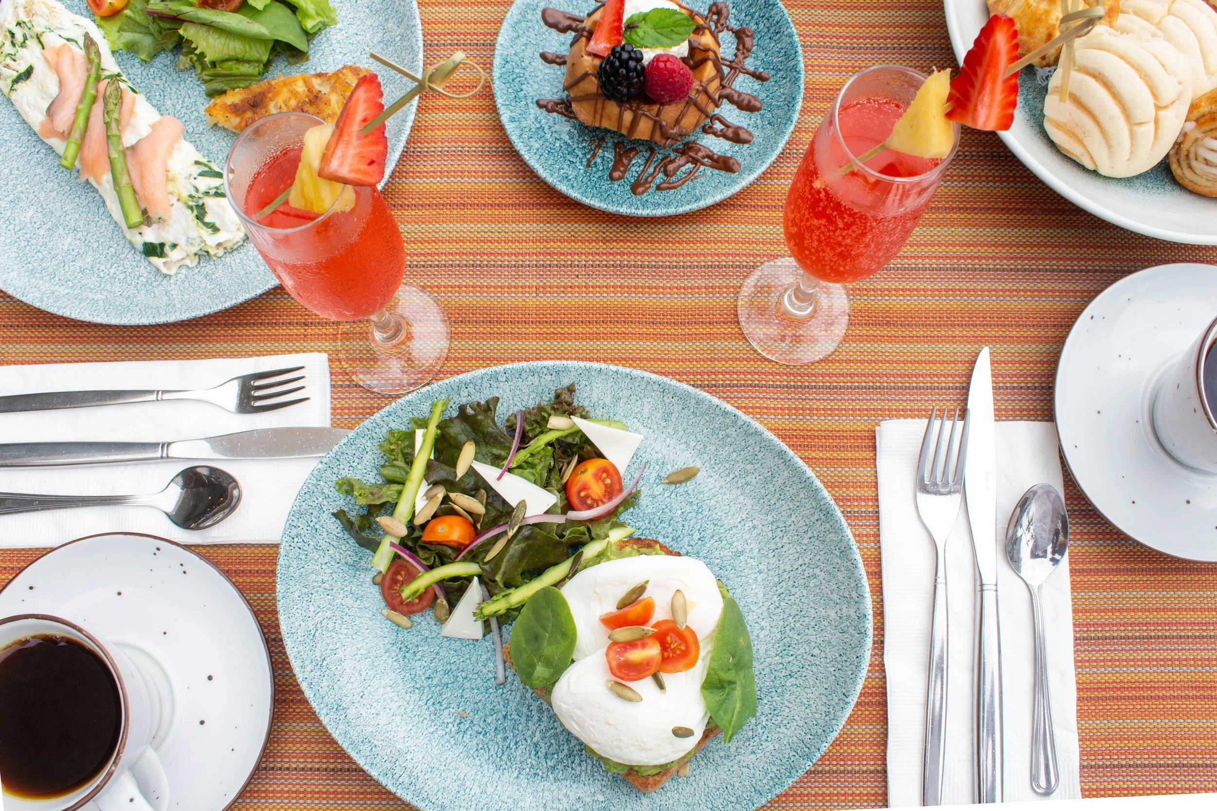 photo d'un repas équilibré au restaurant, équilibre alimentaire sain et plaisir, illustration de la place sociale de l'alimentation